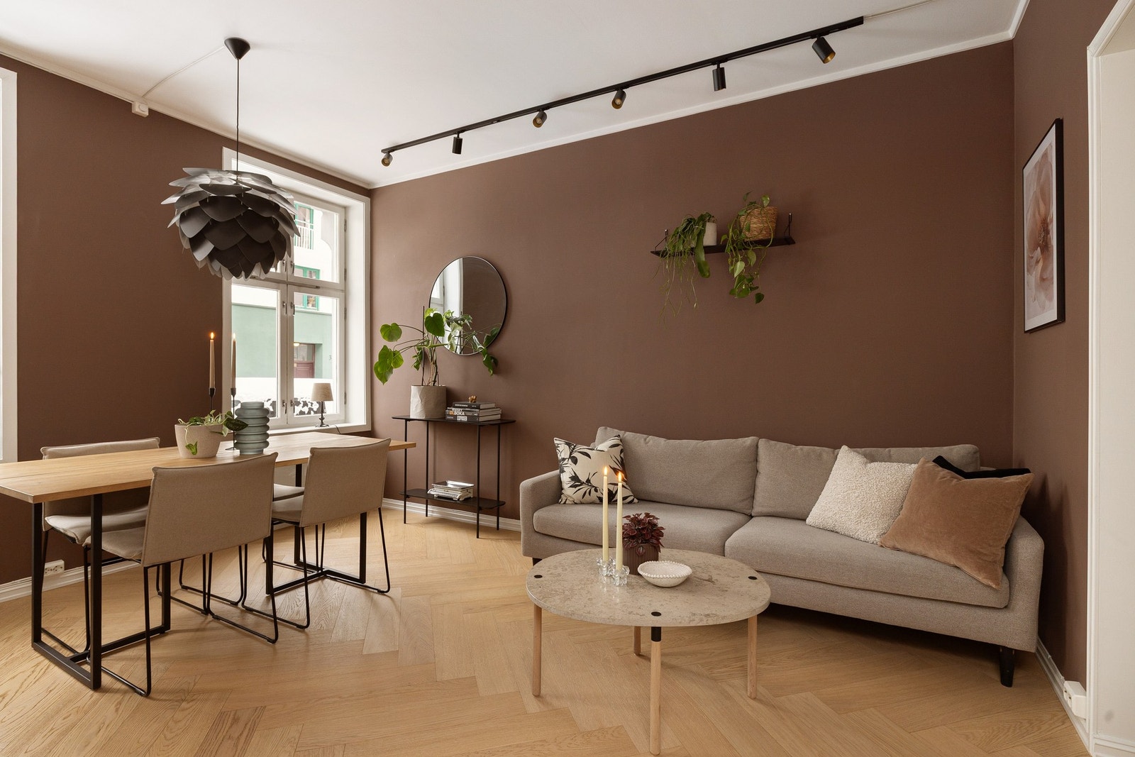 En lys og innbydende 2-roms leilighet med gjennomgående god oppgradert standard. Overflater pusset opp/malt i 2021. Kontakter og ledninger fra 2021. Galleribilde