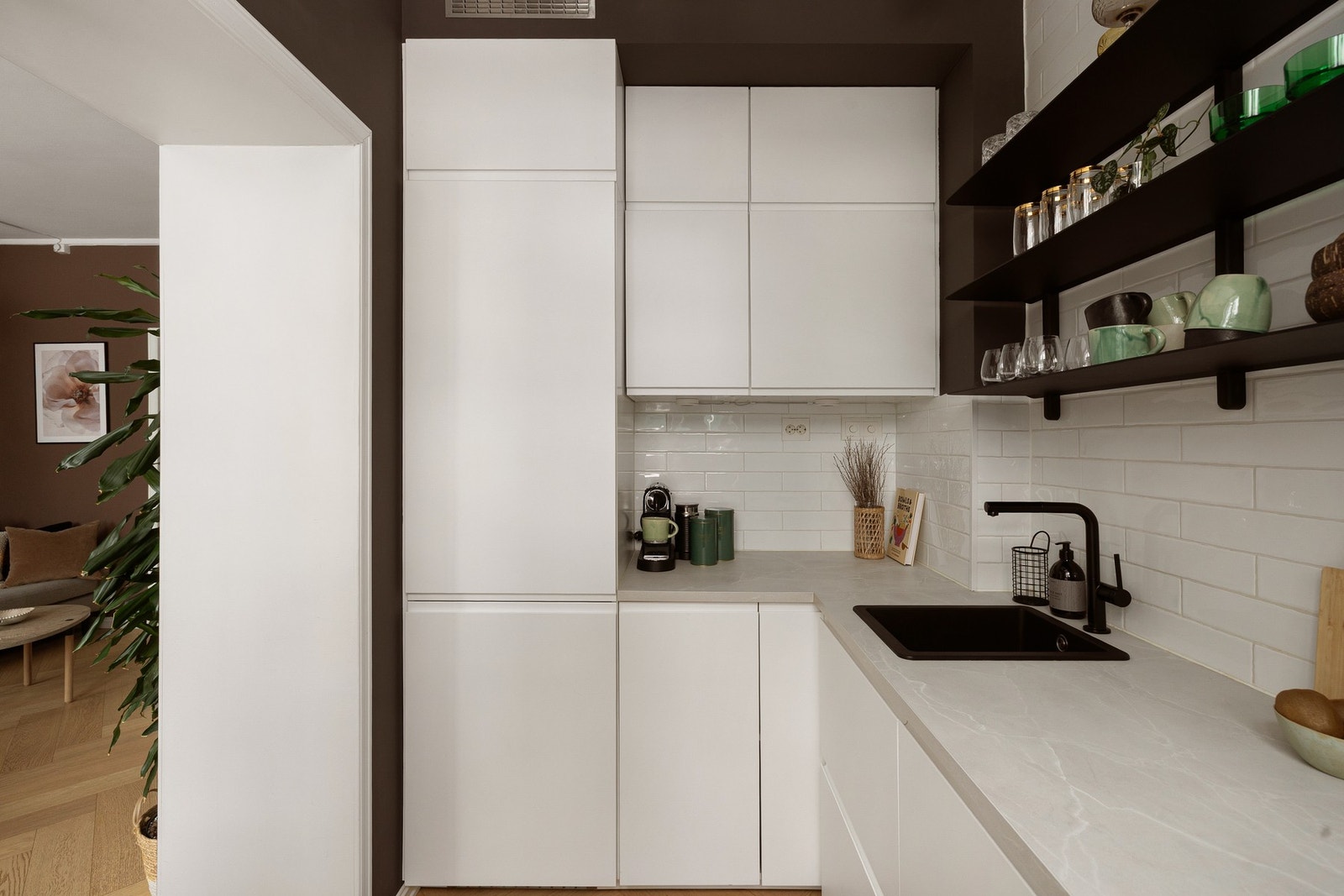 Innredningen har hvite glatte fronter og laminert benkeplate med nedfelt oppvaskkum. Galleribilde