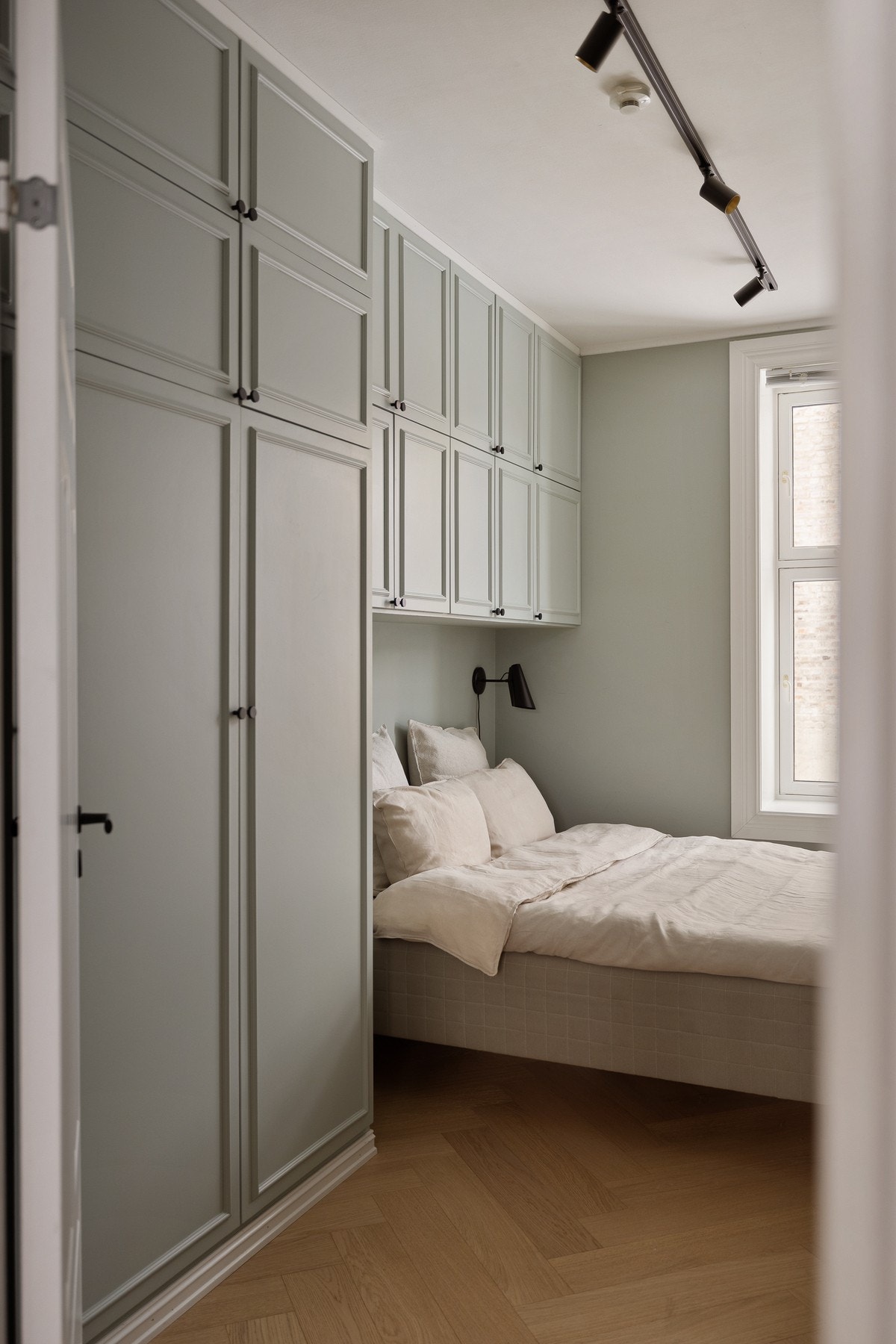 Leiligheten har et lyst og innbydende soverom som vender ut mot rolig bakgård uten biltrafikk. Galleribilde