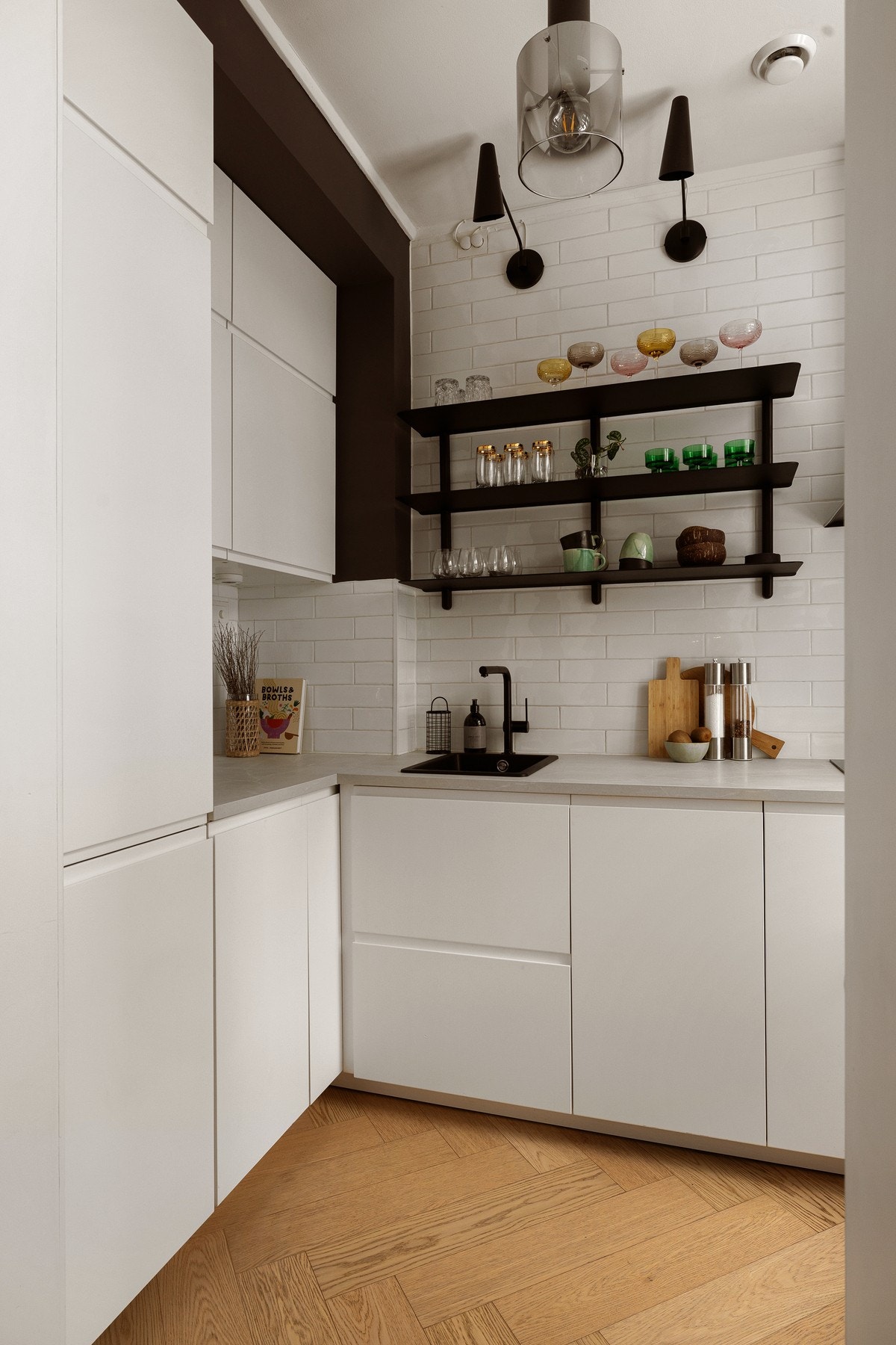 Kjøkkenet er fullt utstyrt med medfølgende integrerte hvitevarer som nedfelt platetopp, stekeovn, oppvaskmaskin og kjøleskap med frysedel. Galleribilde