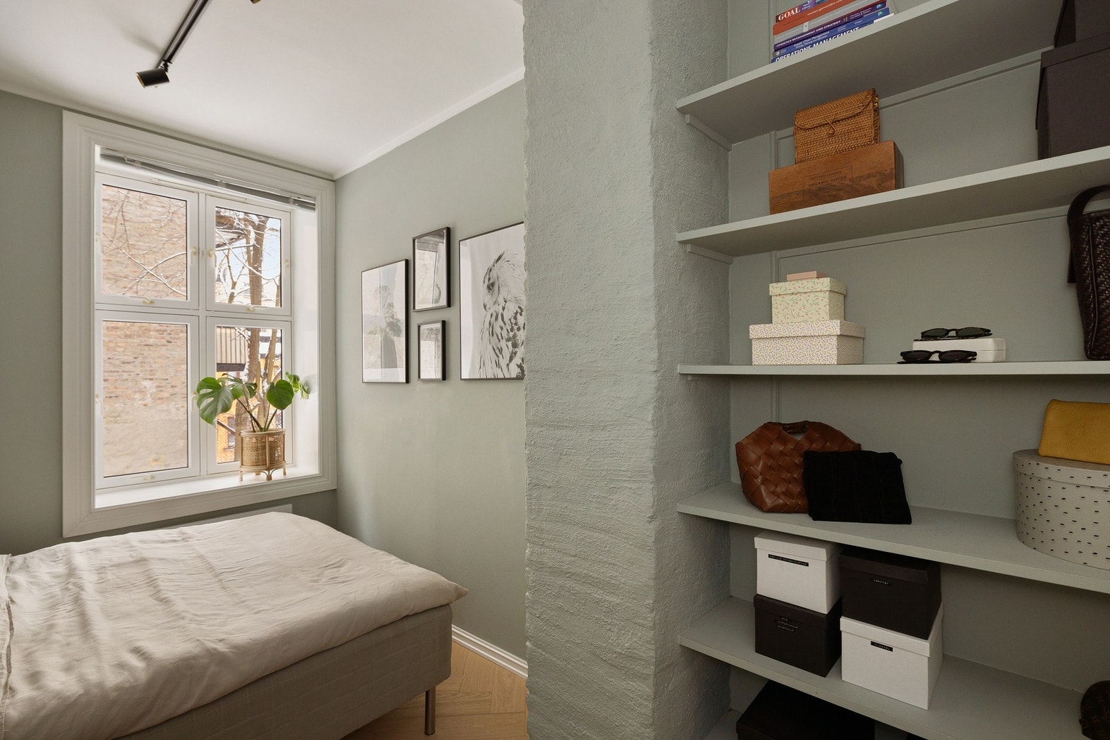 Soverommet har også flere hyller for oppbevaring og dekor. Galleribilde