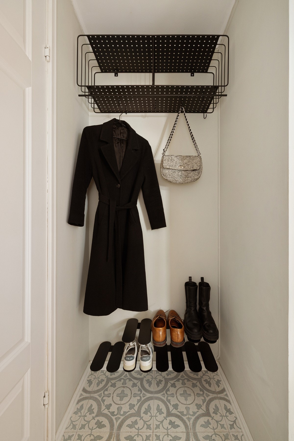 I entréen er det en nisje med plass til sko og oppheng av yttertøy. Galleribilde