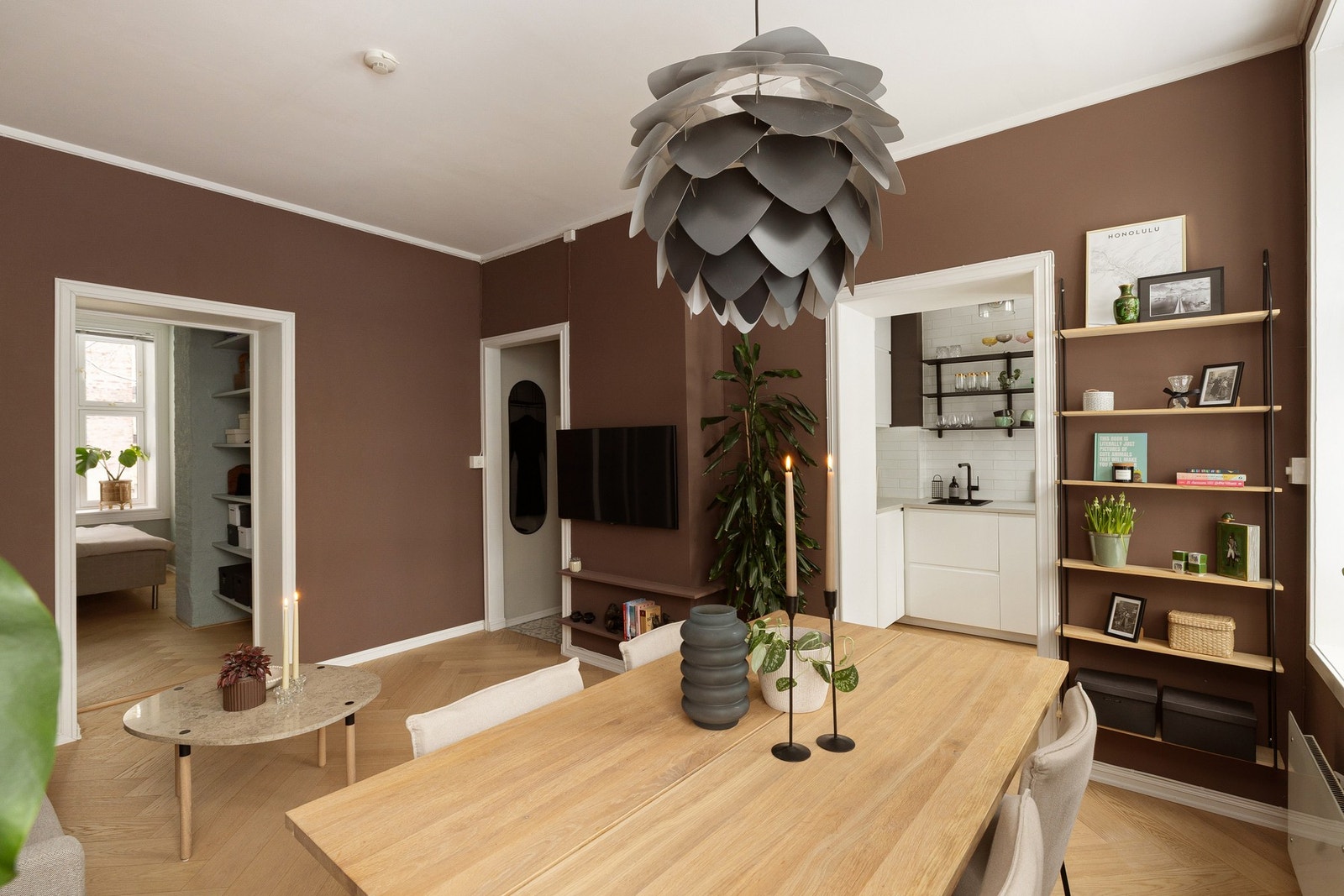 Det gjennomgående lysinnslippet sammen med den gode takhøyden på ca. 2,72 meter gir en god og luftig romfølelse. Galleribilde