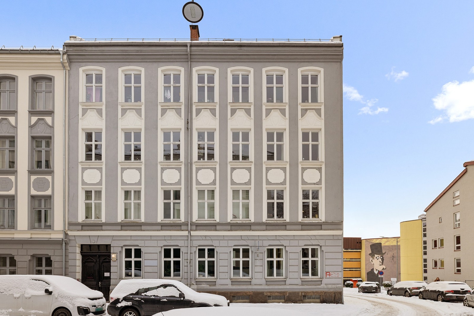 Leiligheten ligger i en flott klassisk bygård fra 1899. Galleribilde