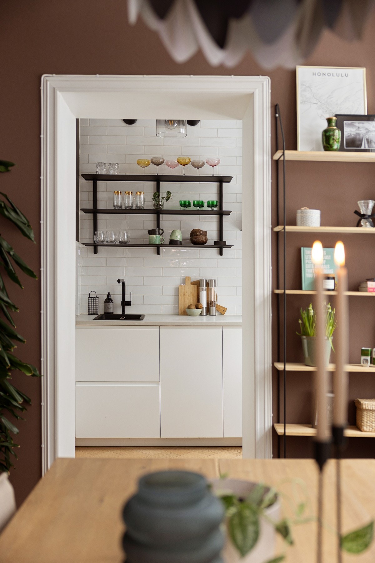 Kjøkkenet ligger i en fin delvis åpen løsning med stuen. Galleribilde