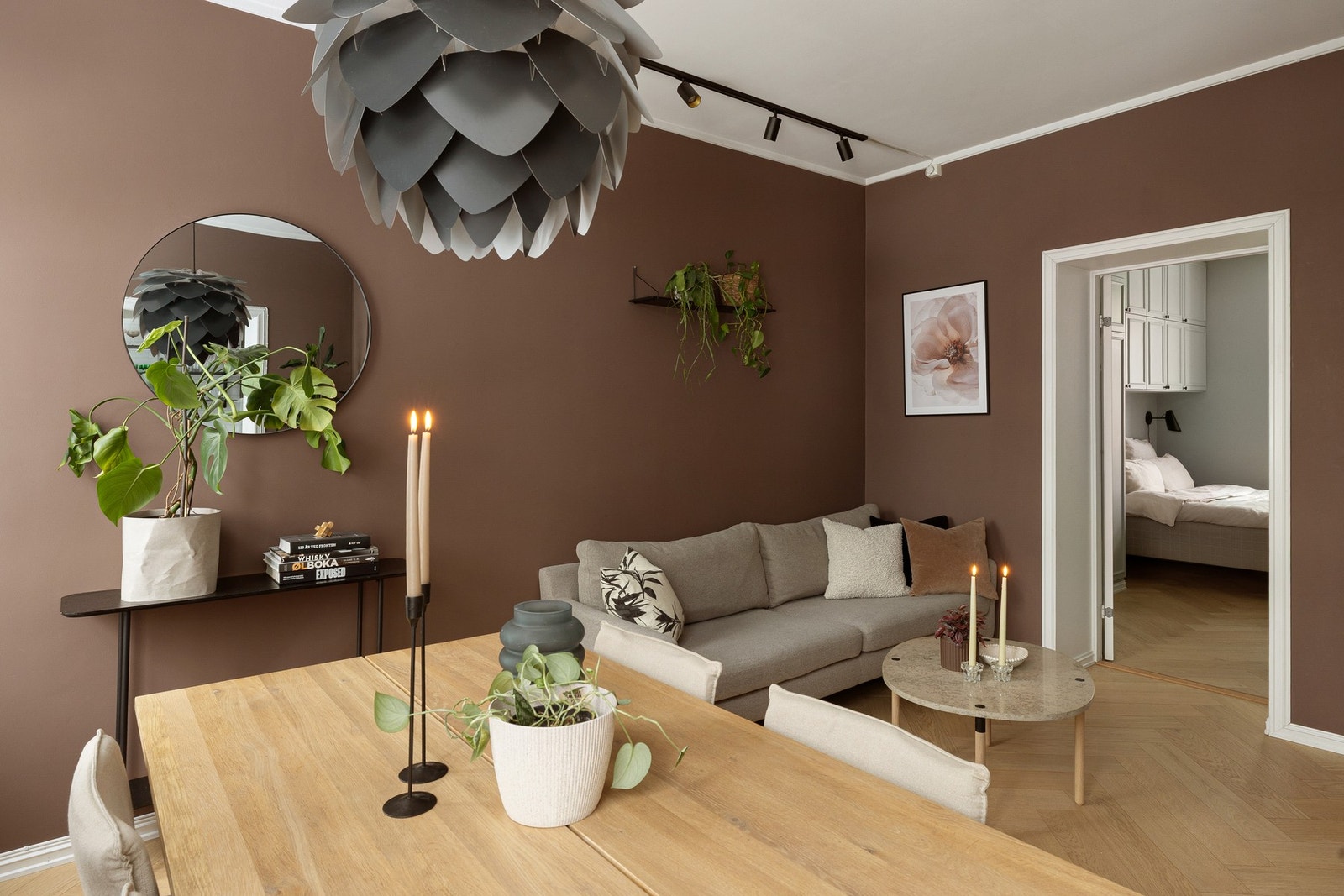 Stuen er enkel å møblere med sofagruppe med salongbord, mediemøblement med tv og et spisebord. Galleribilde