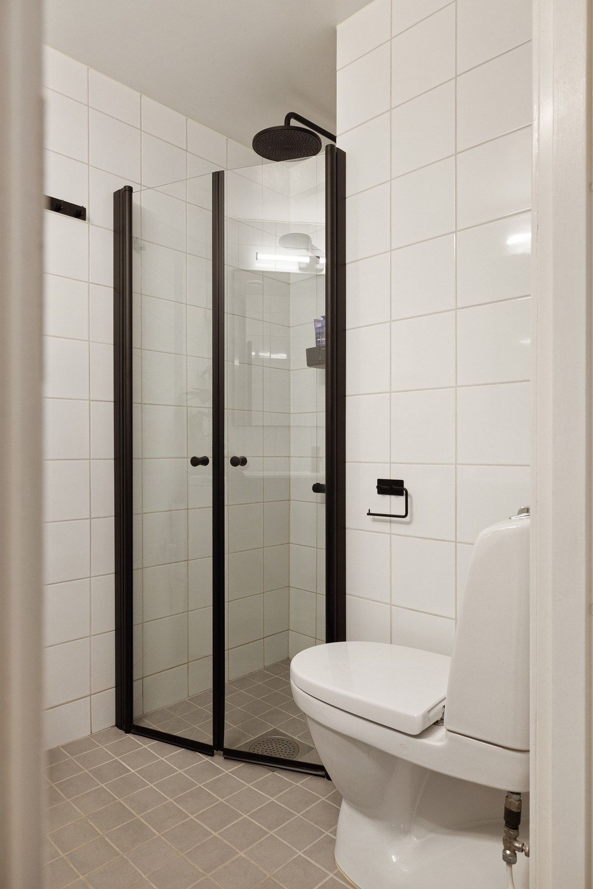 Baderommet er også utstyrt med vegghengt toalett. Galleribilde