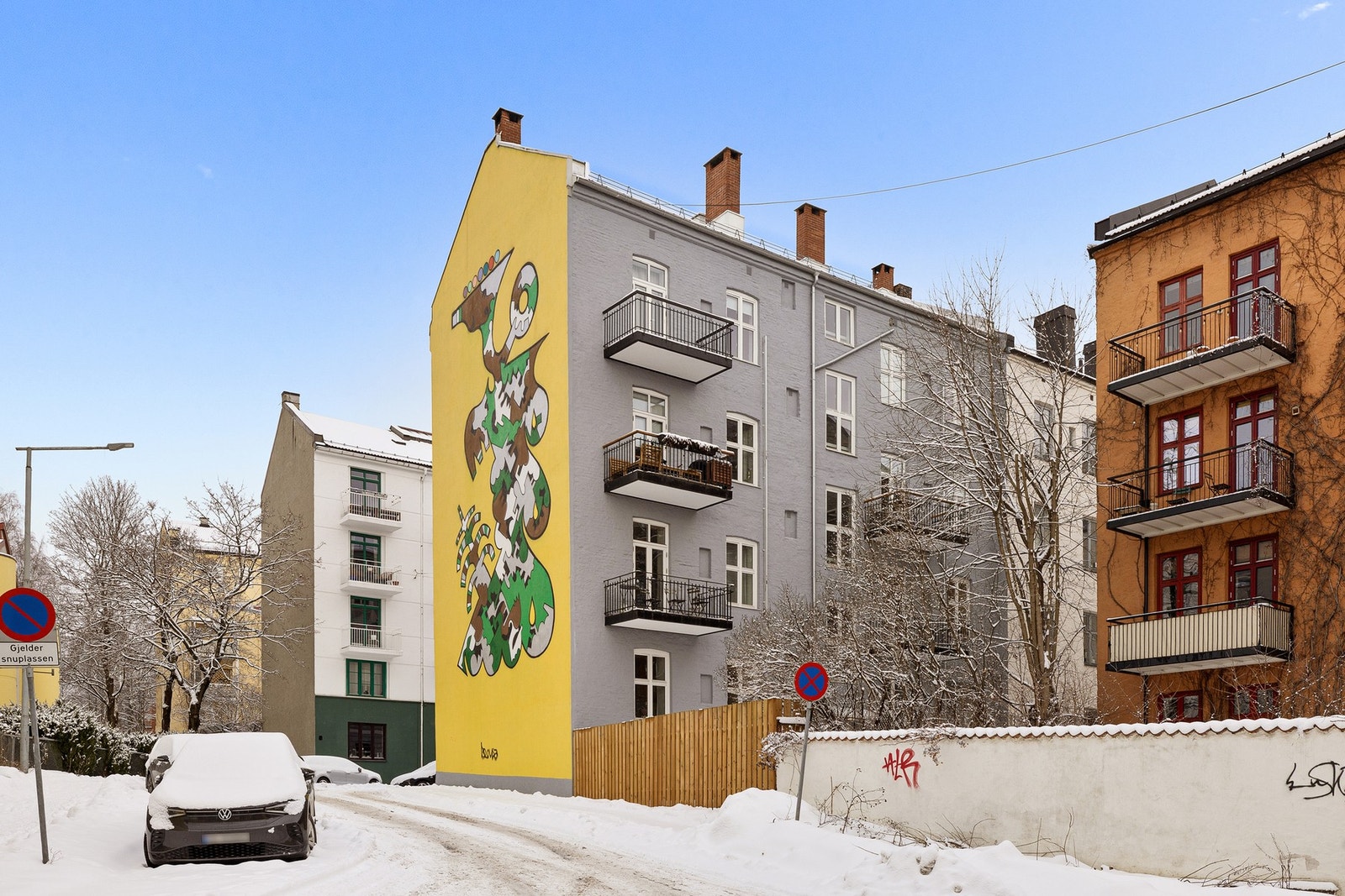 Leiligheten har en attraktiv beliggenhet på øvre Grünerløkka. Her bor du med tilbaketrukket og rolig, samtidig med kort gangavstand til alt av butikker, parker, restauranter og utesteder. Galleribilde