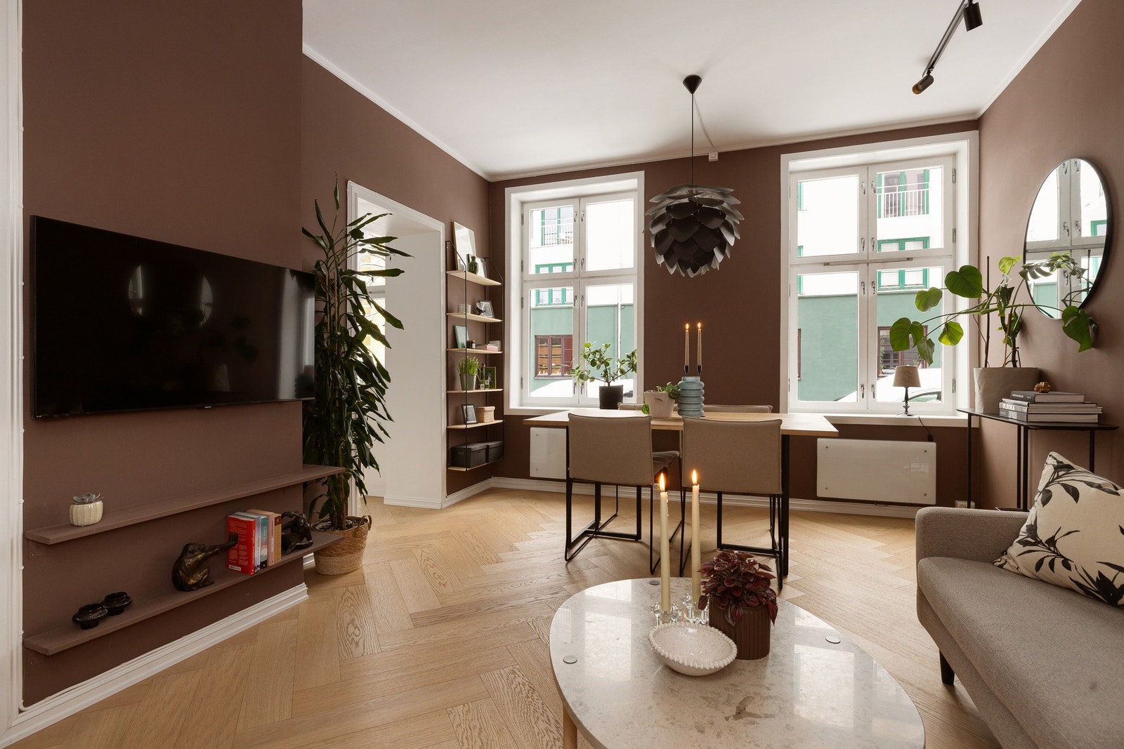 Stuen har to store klassiske vinduer som slipper inn rikelig med naturlig lys. Alle vinduene i leiligheten har fine brede vinduskarmer som er perfekte for planter og dekor. Galleribilde