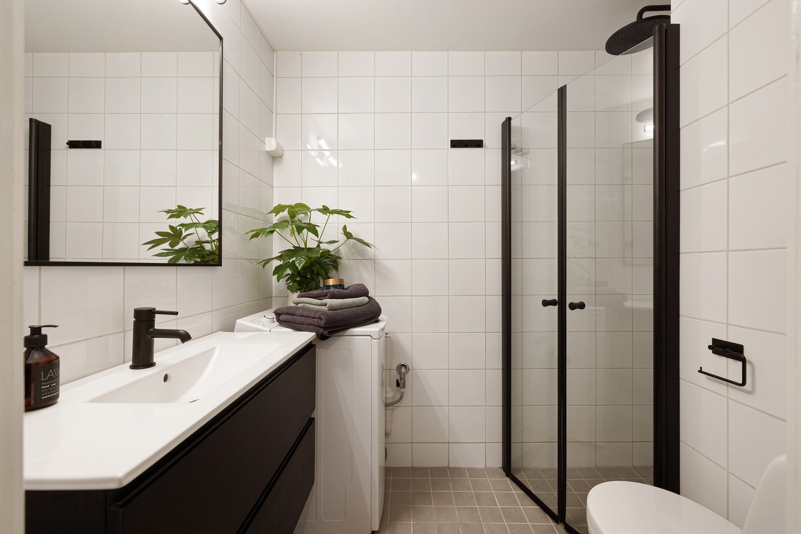 Leiligheten har et lyst og moderne baderom som ble pusset opp i 2016 med enkelte oppgraderinger utført i 2025 (ifølge huseier). Galleribilde