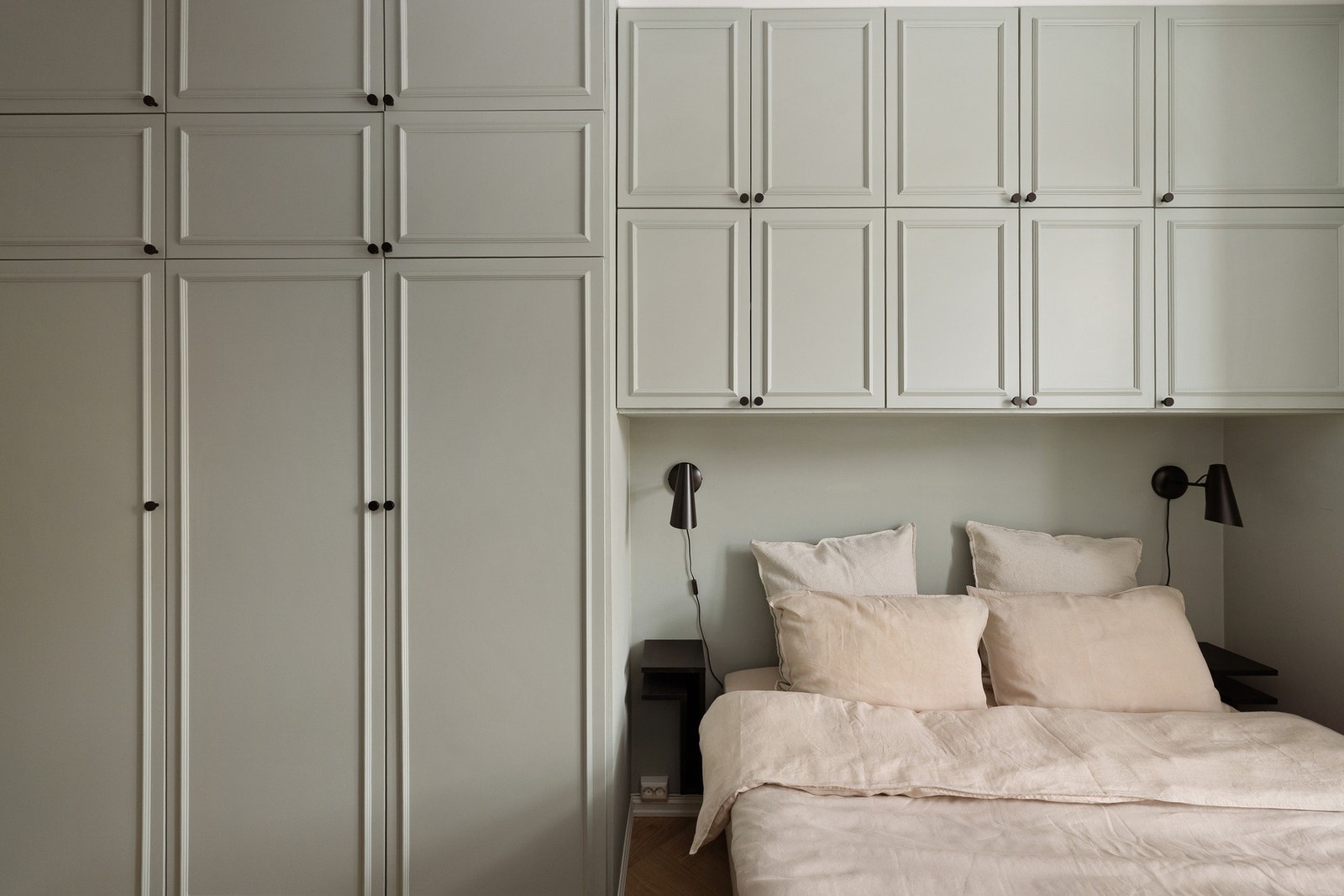På soverommet har du rikelig med oppbevaringsplass i flotte plassbygde garderobeskap. Galleribilde