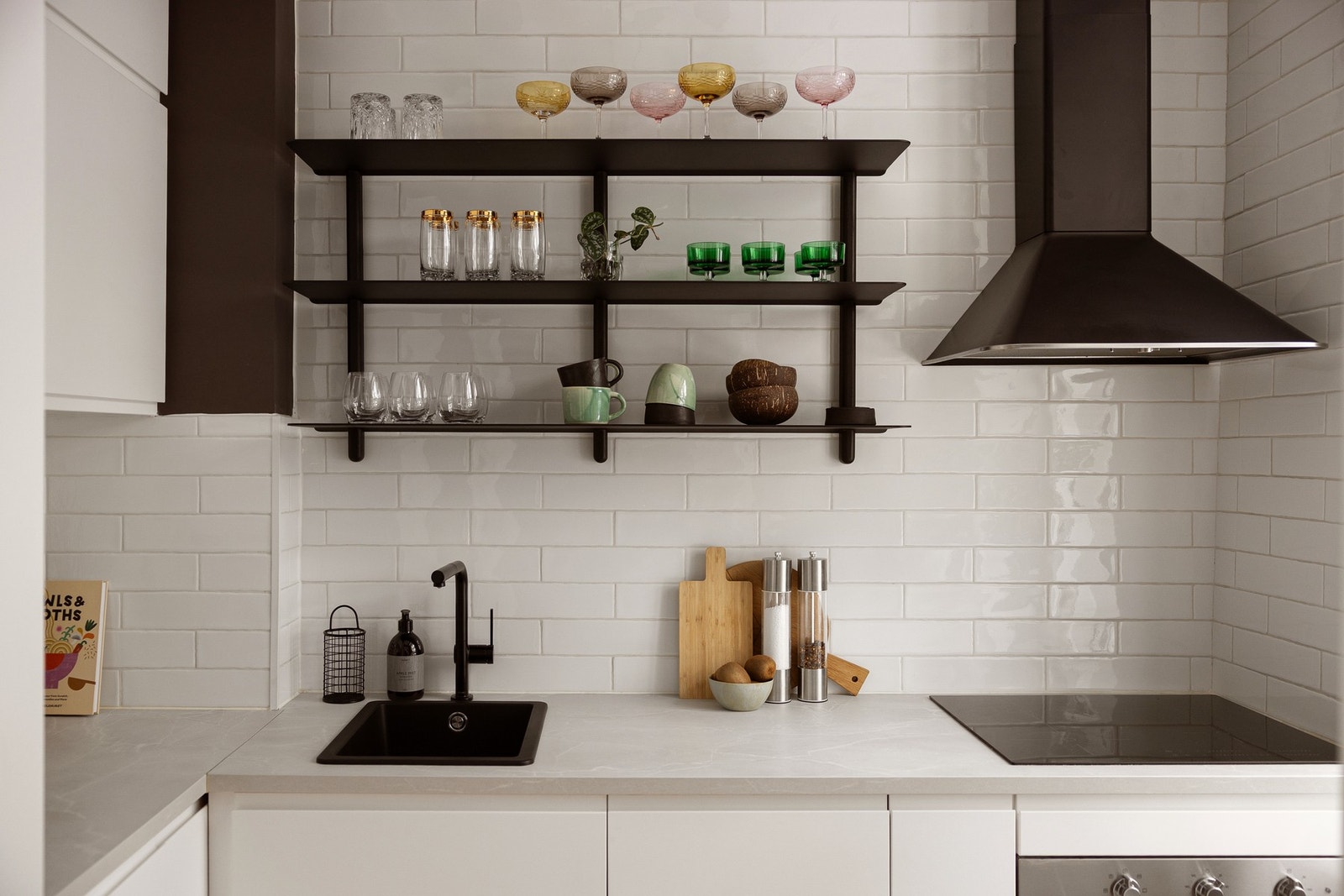 Både fint og praktisk med lekre fliser i benkeryggen. Det er også flott vegghengt hyller for oppbevaring og dekor. Galleribilde