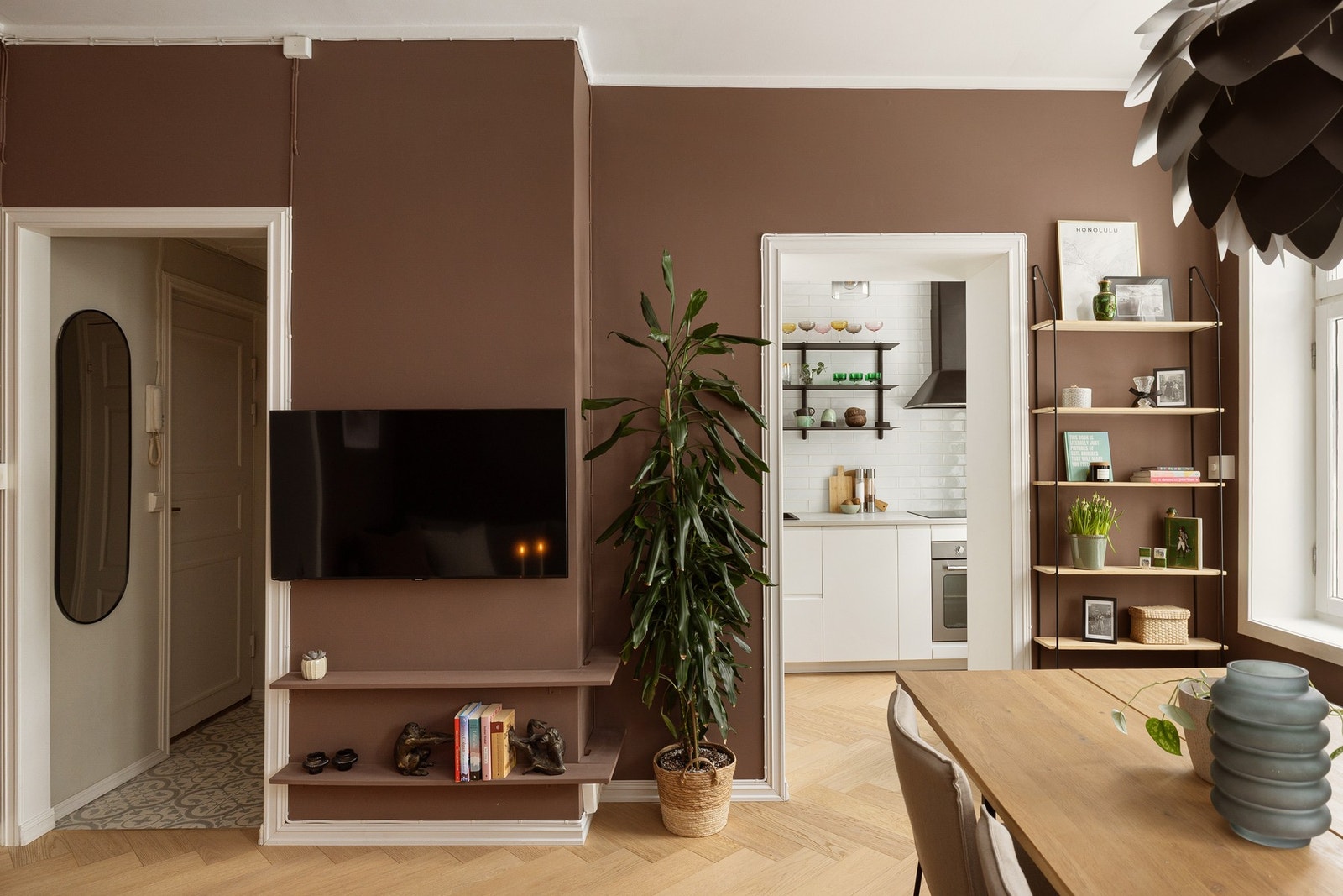 Stuen har nydelig fiskebensparkett på gulv og glatte overflater malt i en innbydende farge. Galleribilde