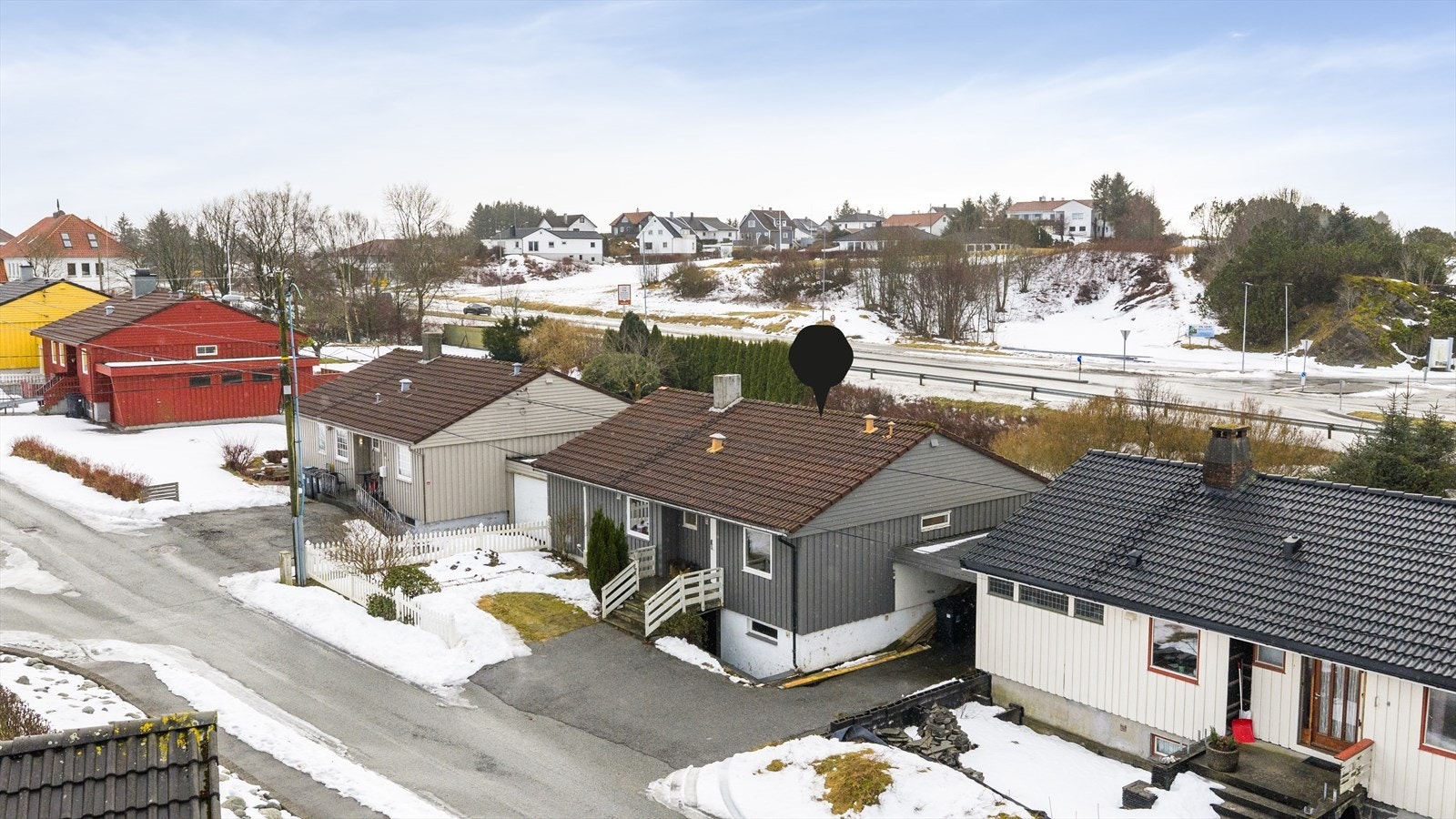 Det er parkering både i carport og i asfaltert gårdsrom Galleribilde