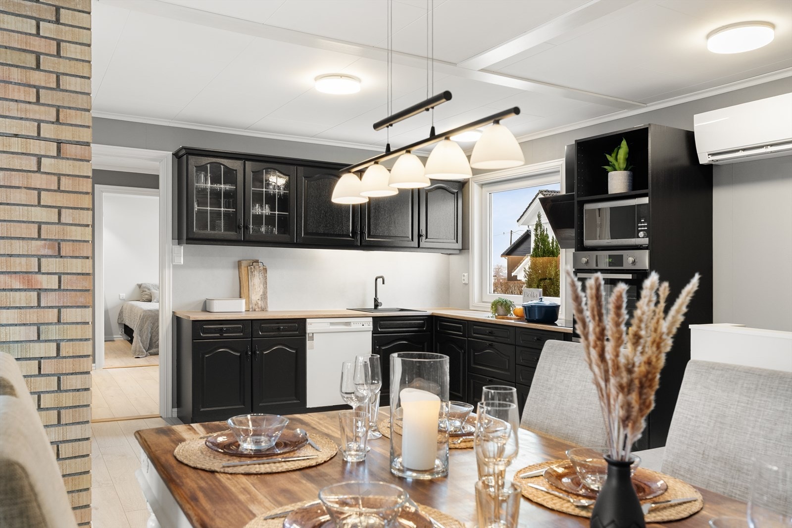 Kjøkkenet har integrert platetopp og stekeovn, samt frittstående oppvaskmaskin og kjøl-/fryseskap Galleribilde