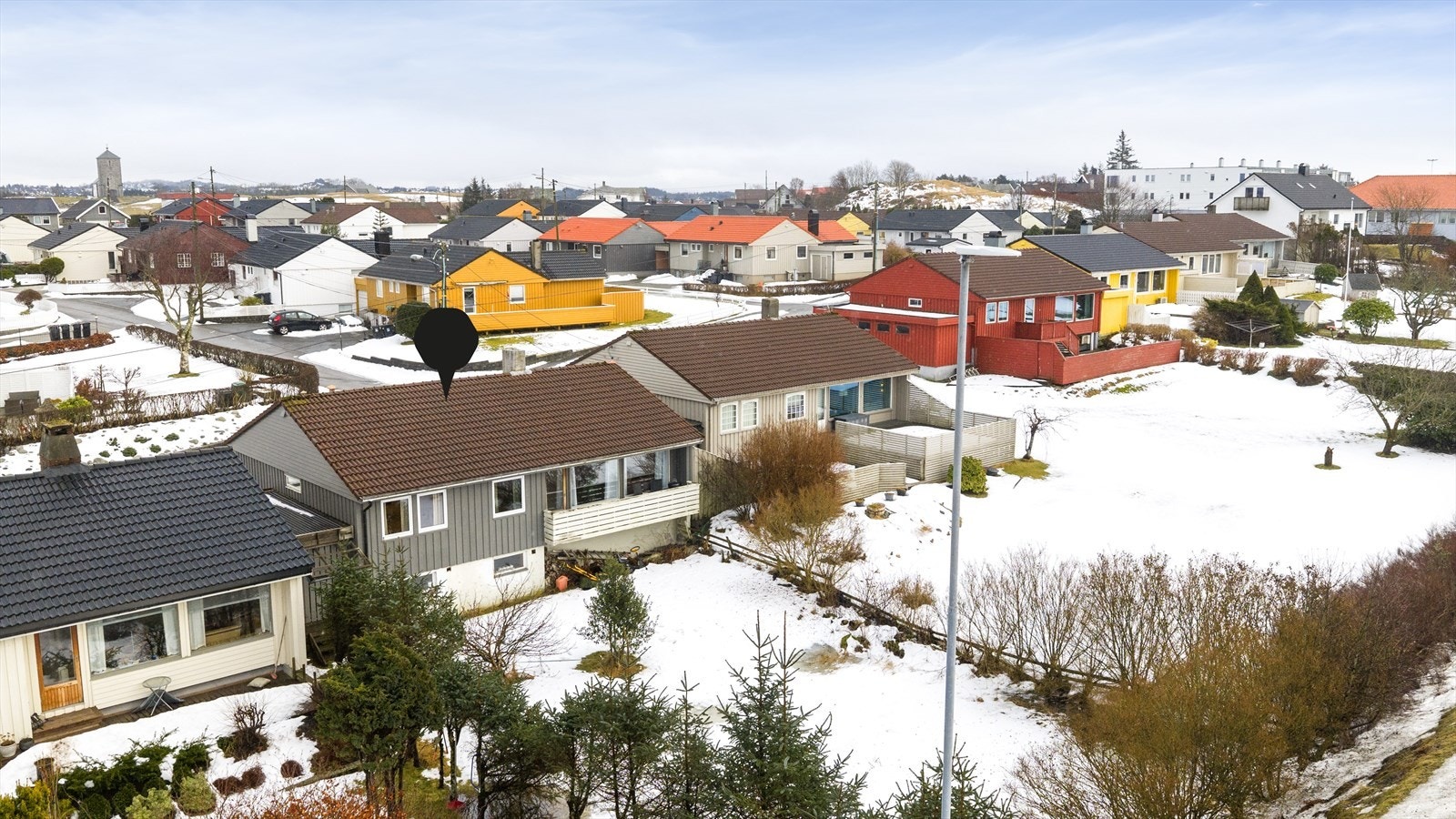 Boligen har en har en meget sentral beliggenhet på Avaldsnes med nærhet til både barne- og ungdomsskole, idrettsanlegg, flere dagligvarebutikker, apotek, fysioterapeut og frisør Galleribilde