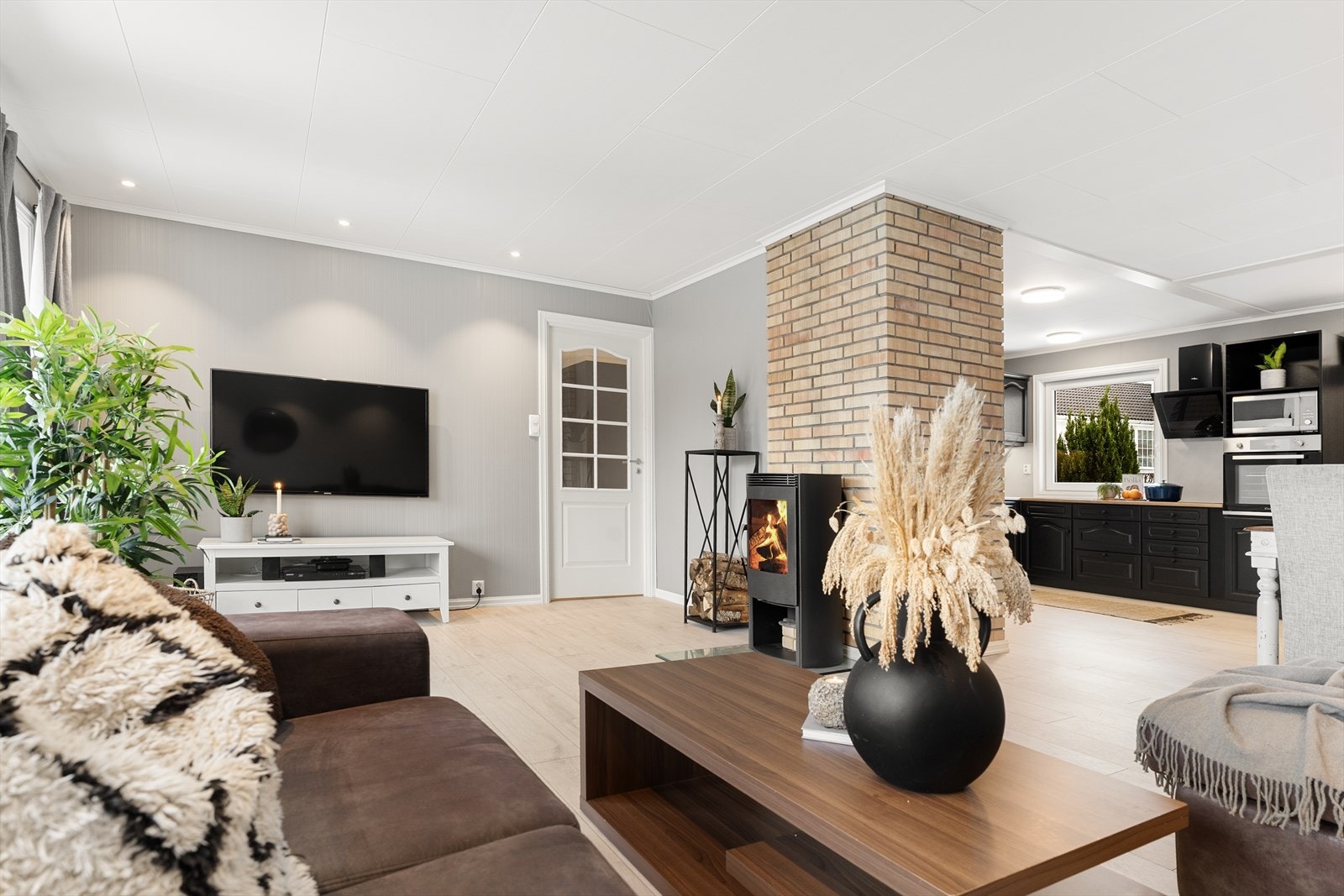 Den åpne stue- og kjøkkenløsningen gir et meget sosialt og hyggelig rom å oppholde seg i Galleribilde