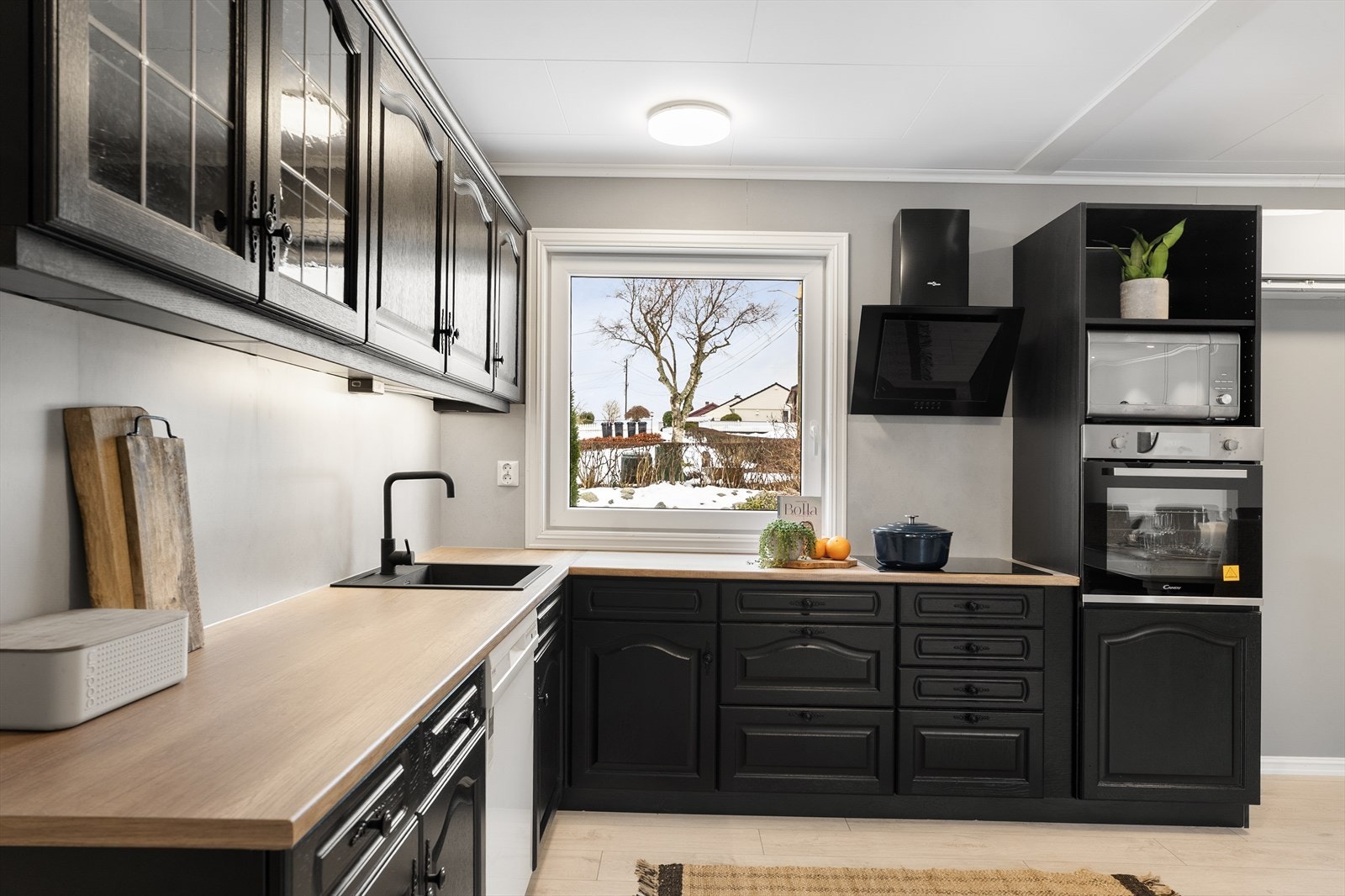 Boligen kan by på et flott kjøkken med masse skap- og benkeplass Galleribilde