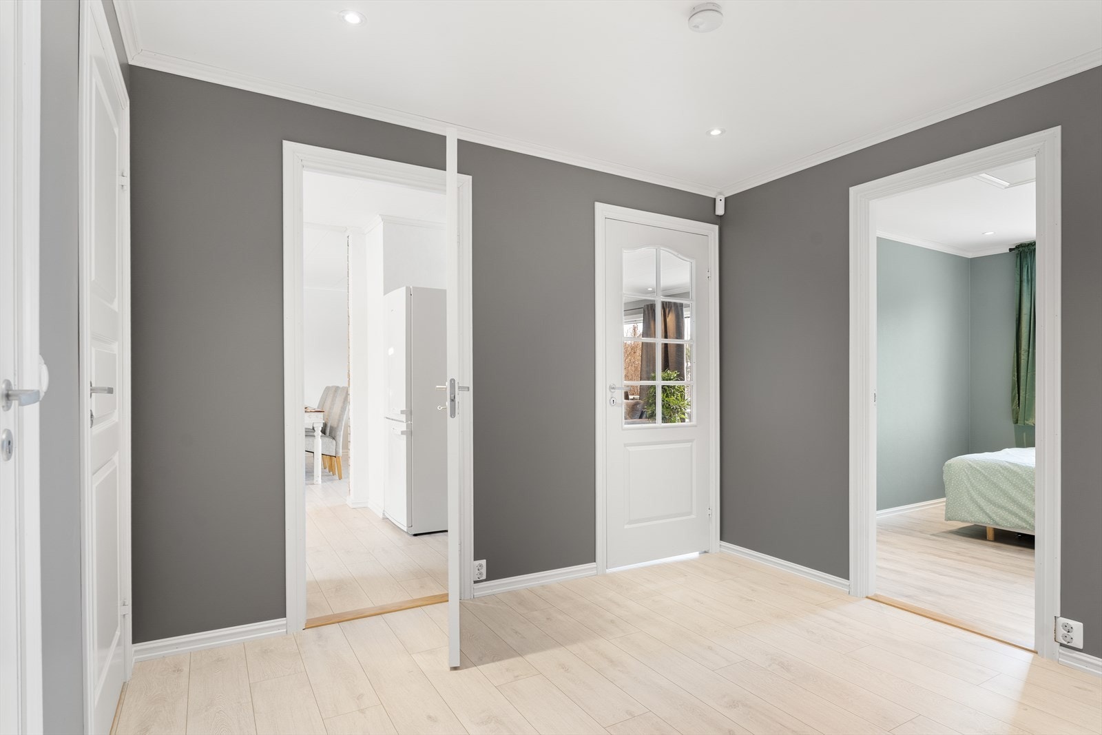 Fra vindfanget kommer du videre inn i en lys og romslig gang Galleribilde