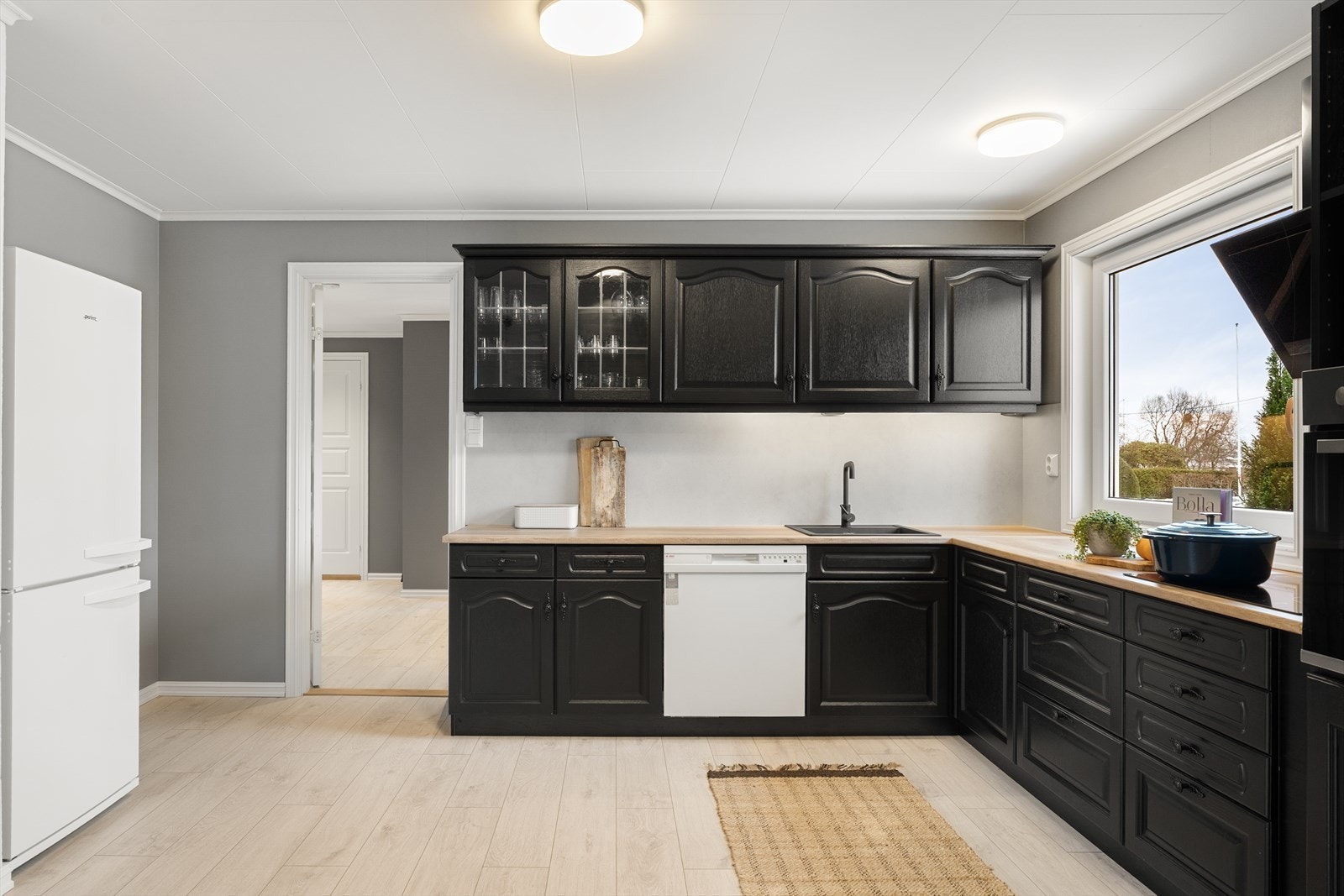 Kjøkkenet har profilerte fronter og laminat benkeplate Galleribilde