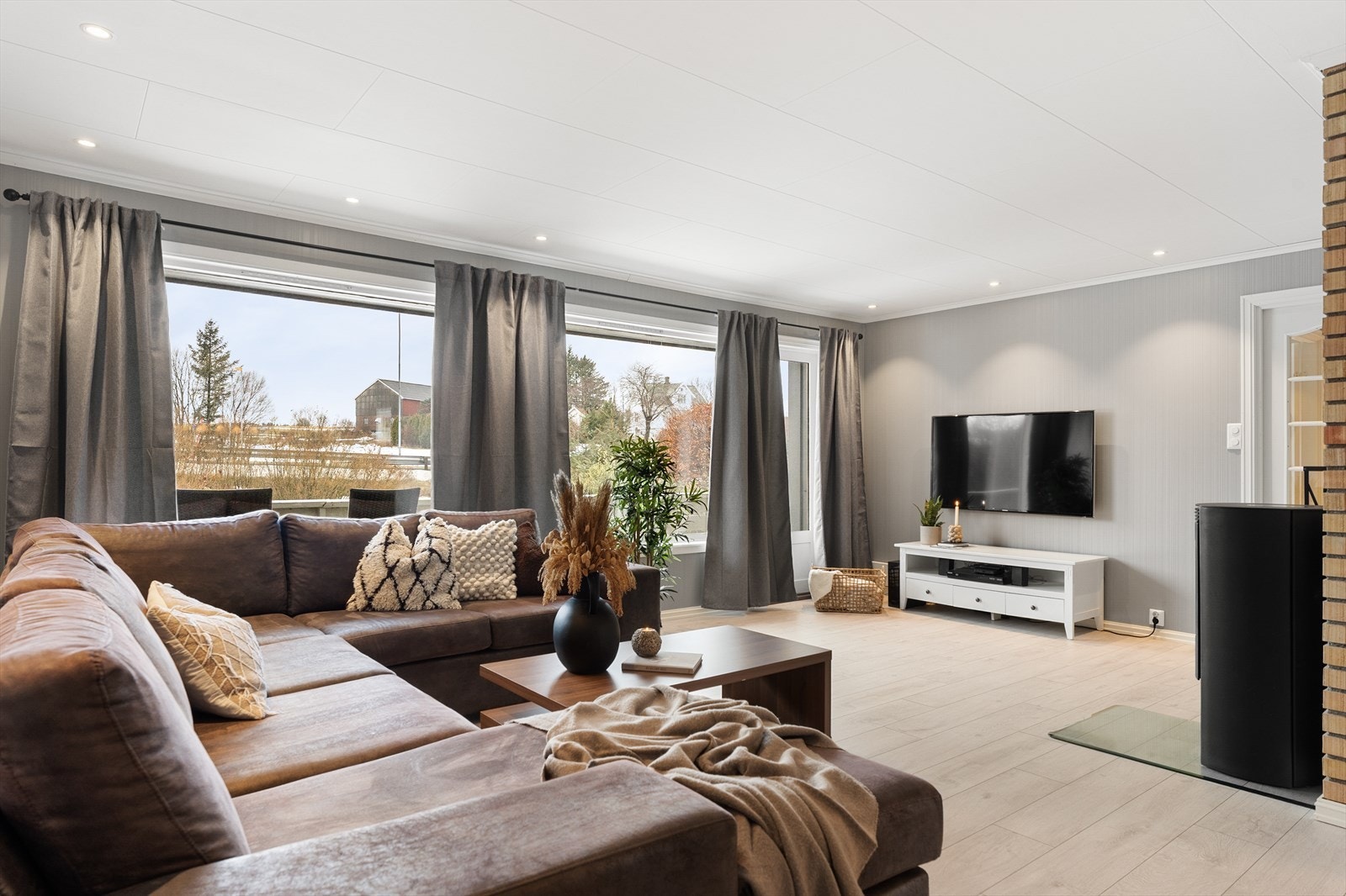 Boligen byr på en lys og flott stue med åpen løsning mot kjøkkenet Galleribilde