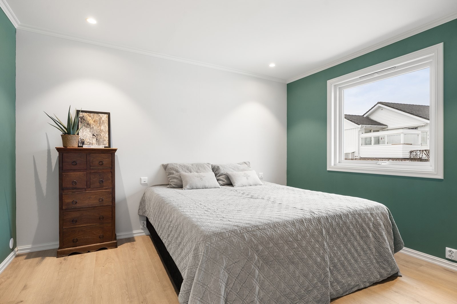 Boligen har totalt tre soverom av god størrelse i 1. etasje Galleribilde