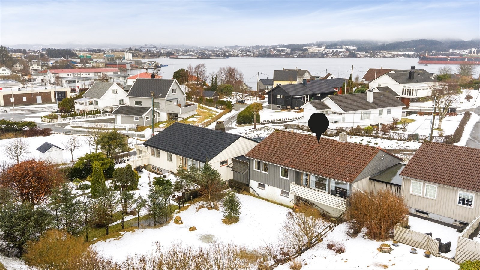 Utvikvegen 22 er en romslig og innholdsrik familiebolig over to plan med mange muligheter Galleribilde