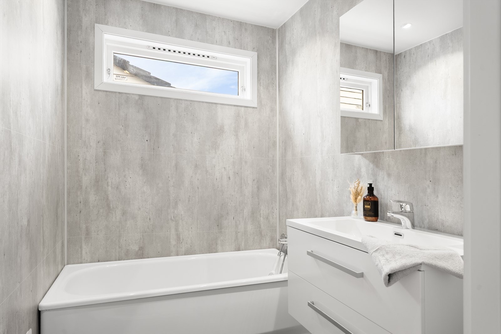 Pent bad i 1. etasje med vinylbelegg på gulv, baderomsplater på vegger og malte slette plater i himling - vegger og himling ble fornyet i 2017 Galleribilde