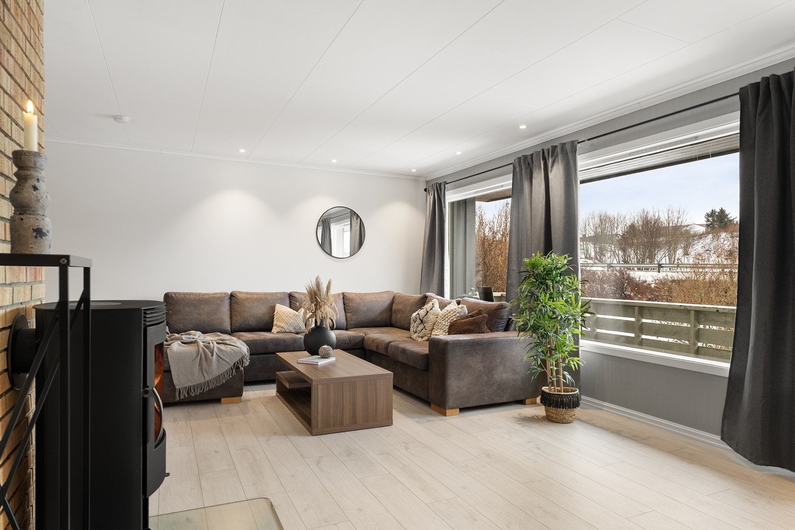 Alle rom i 1. etasje har fornyede overflater og fremstår i god stand Galleribilde