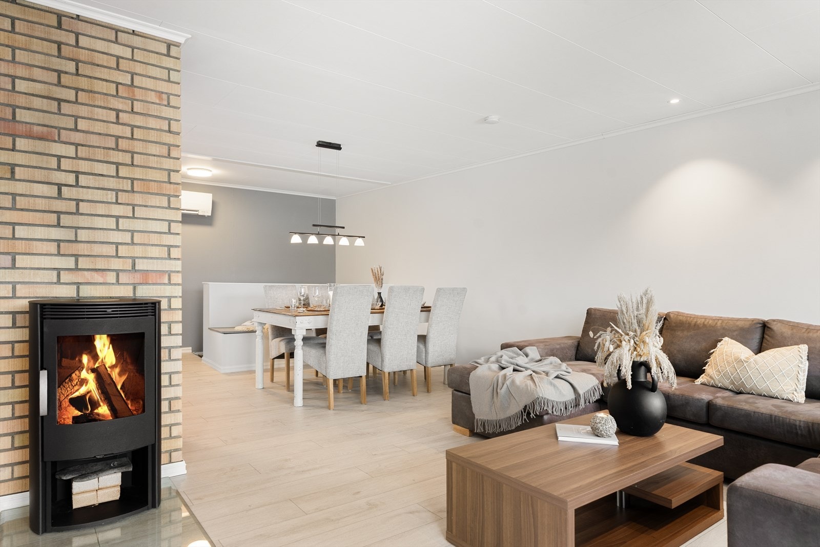 Her er det god plass til både sofagruppe og en hyggelig spisestue Galleribilde