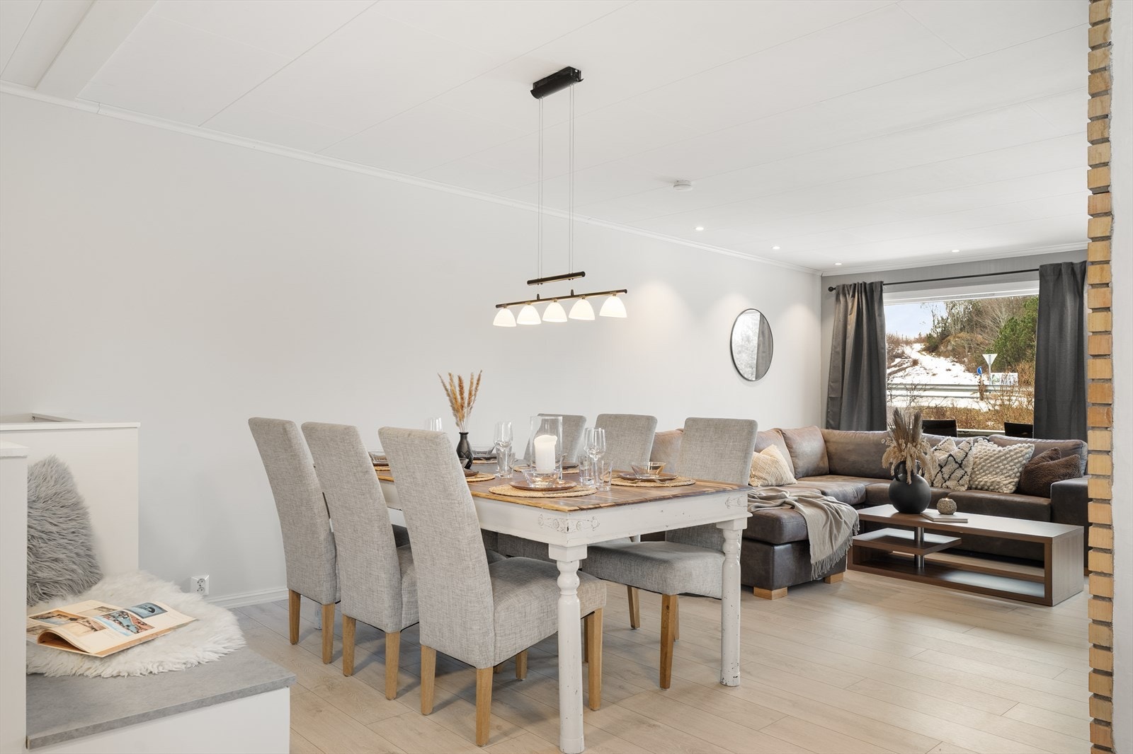 Gled deg til å inviterer venner og familie til et bedre måltid samlet rundt spisebordet Galleribilde