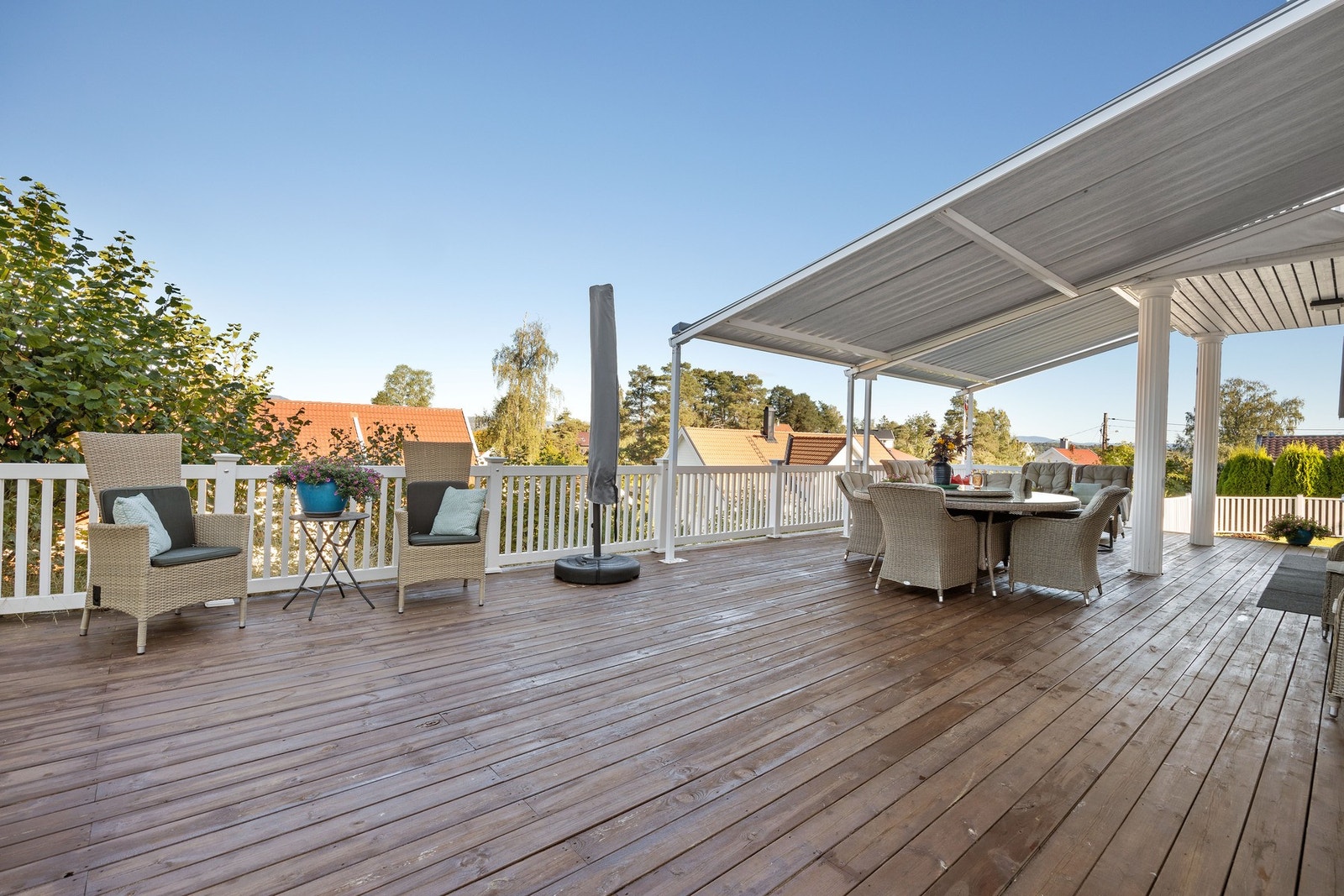 Her kan du nyte varme og late sommerdager med godt selskap og noe kaldt i glasset. Galleribilde