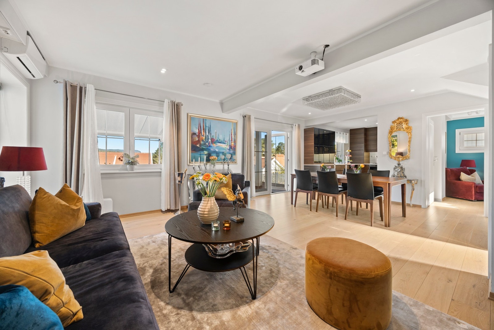 Fra stuen er det direkte tilgang til kjøkkenet. Så her kan kokken vise frem sine egenskaper, mens gjestene nyter noe godt i glasset. Galleribilde