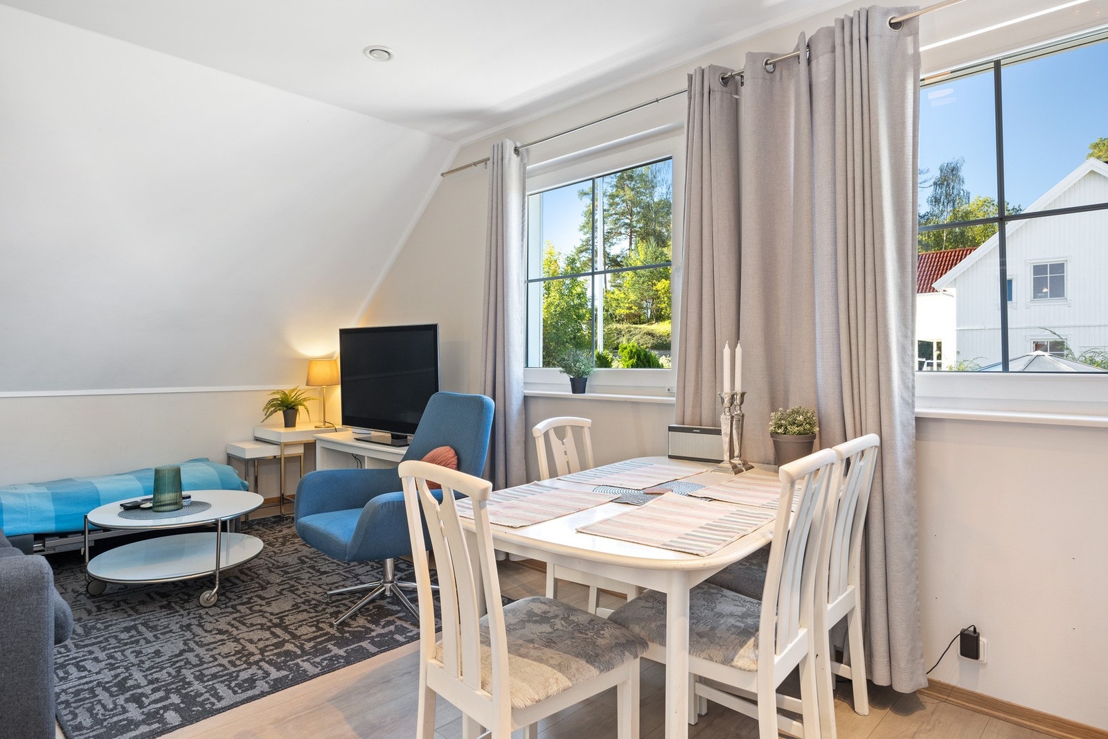 Utleiedelen i andre etasje over garasjen inneholder stue/kjøkken, to soverom og ett bad i første etasje ved inngangen til utleiedelen. Galleribilde