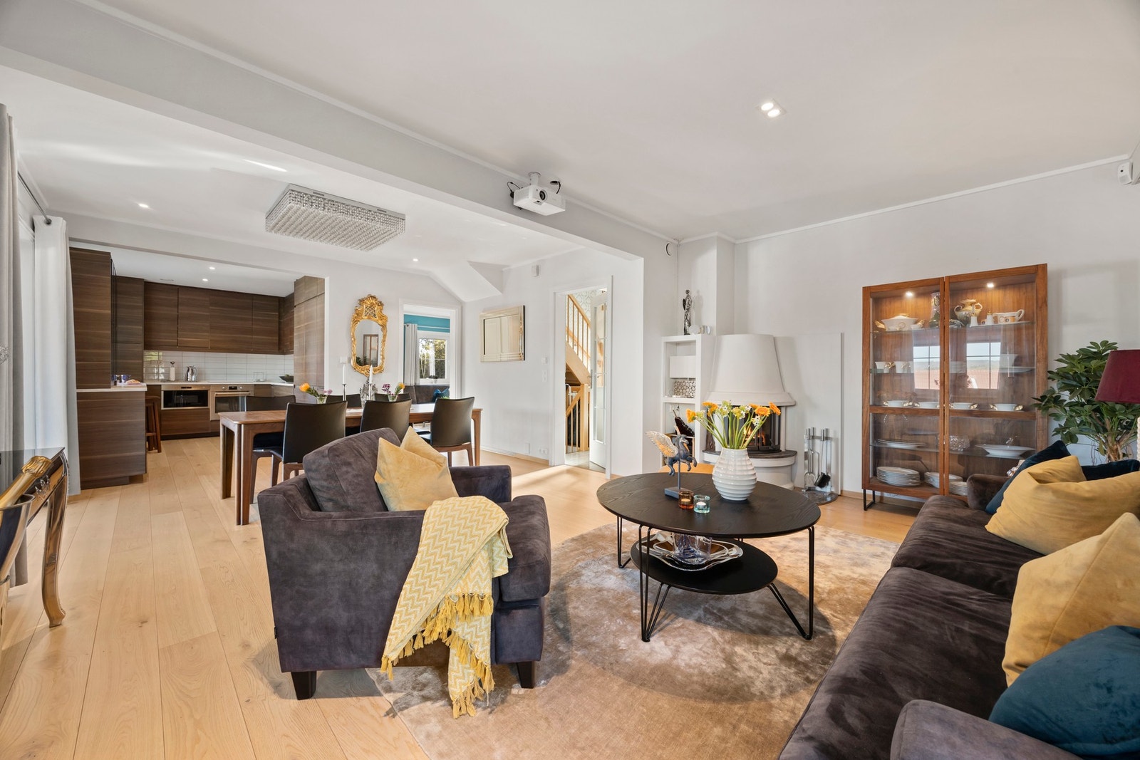 Det er to stuer i 1.etasje Galleribilde