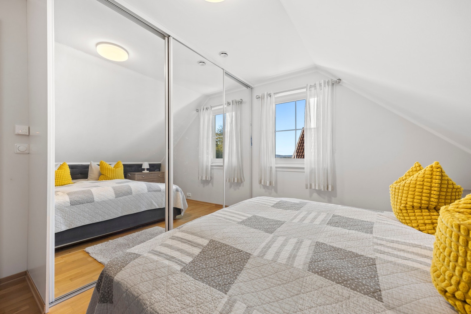 God plass til en stor dobbelt seng og skyvedørsgarderobe. Galleribilde