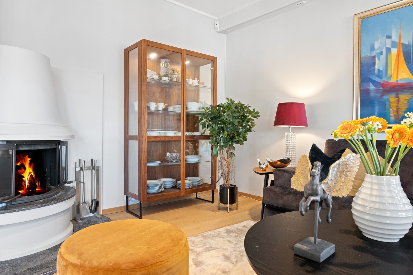 Her kan du samle familie og venner til festligheter, og på kalde vinterkvelder kan du lytte til knitringen fra den varme peisen. Galleribilde