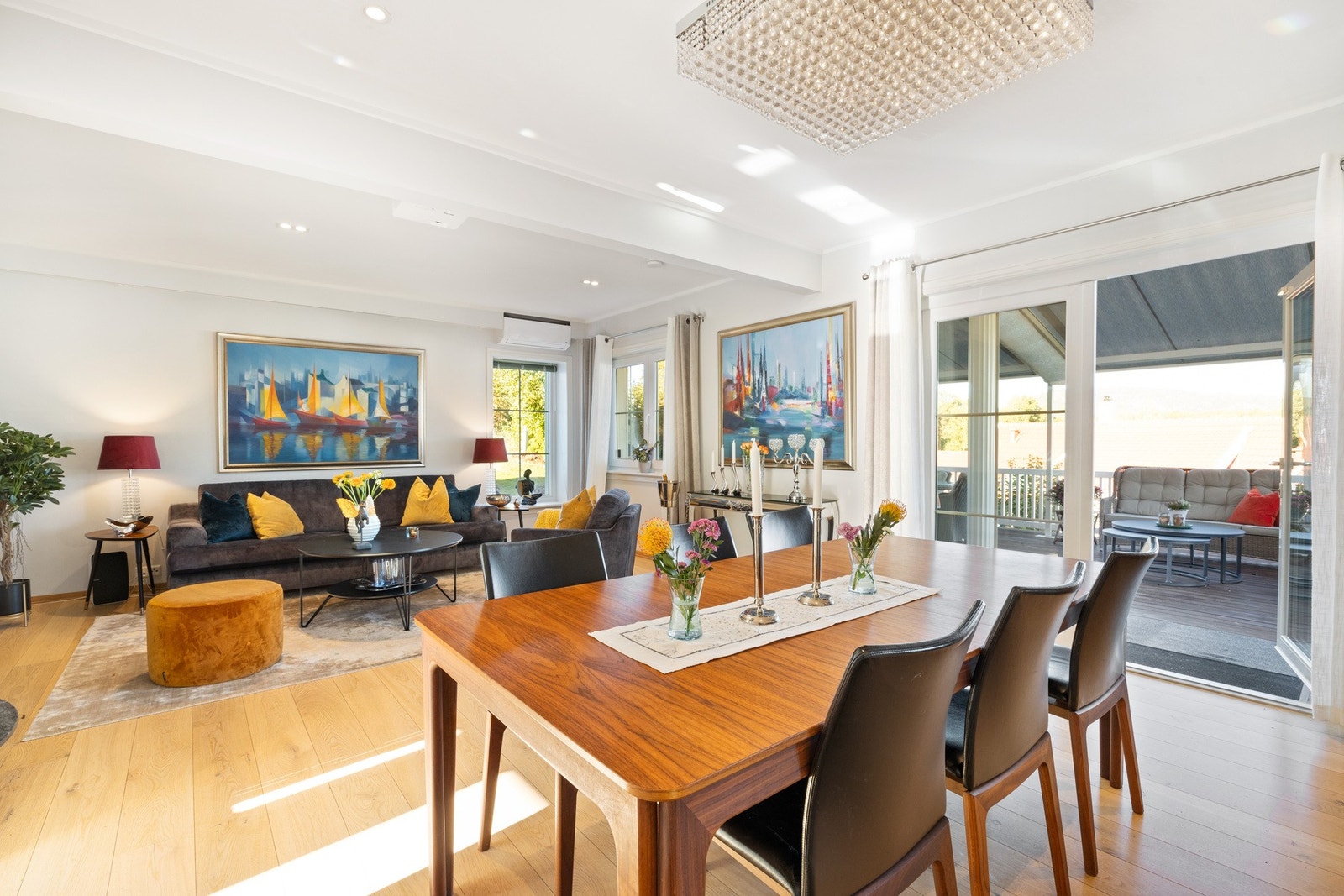 Fra stuen er det utgang til en markterrasse på hele 85 kvm. Galleribilde