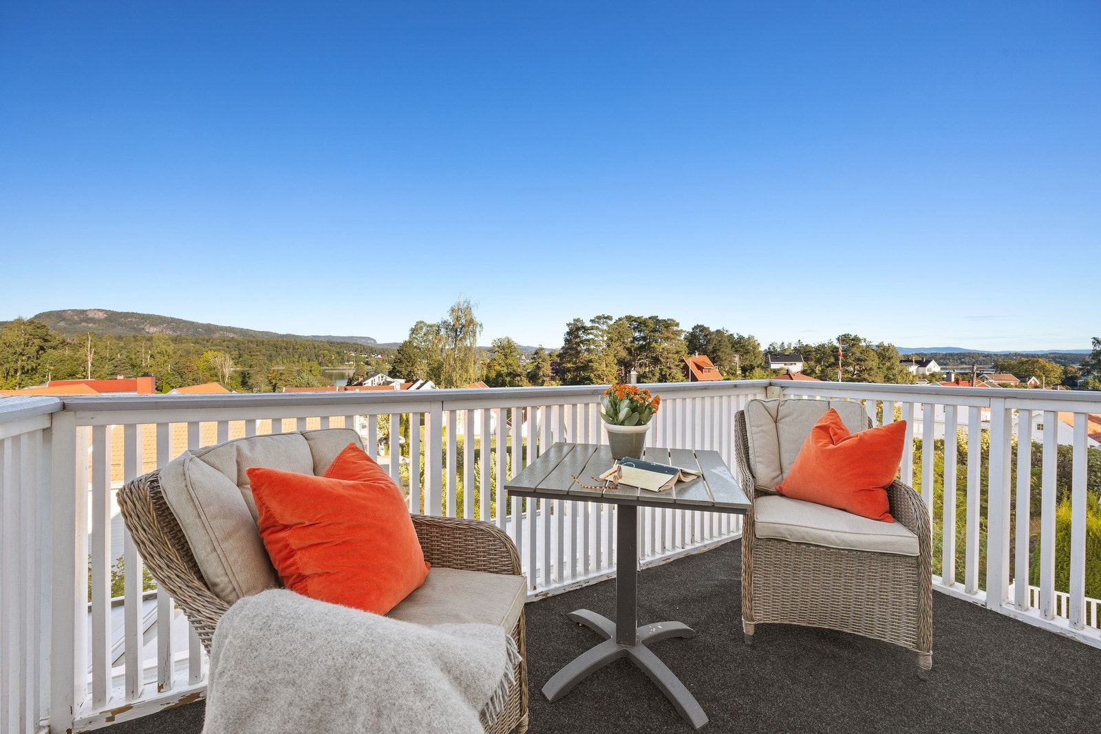 Når vårvarmen kommer for fullt kan du nyte dagens første kaffekopp her og ta inn den flotte utsikten fra boligen. Galleribilde