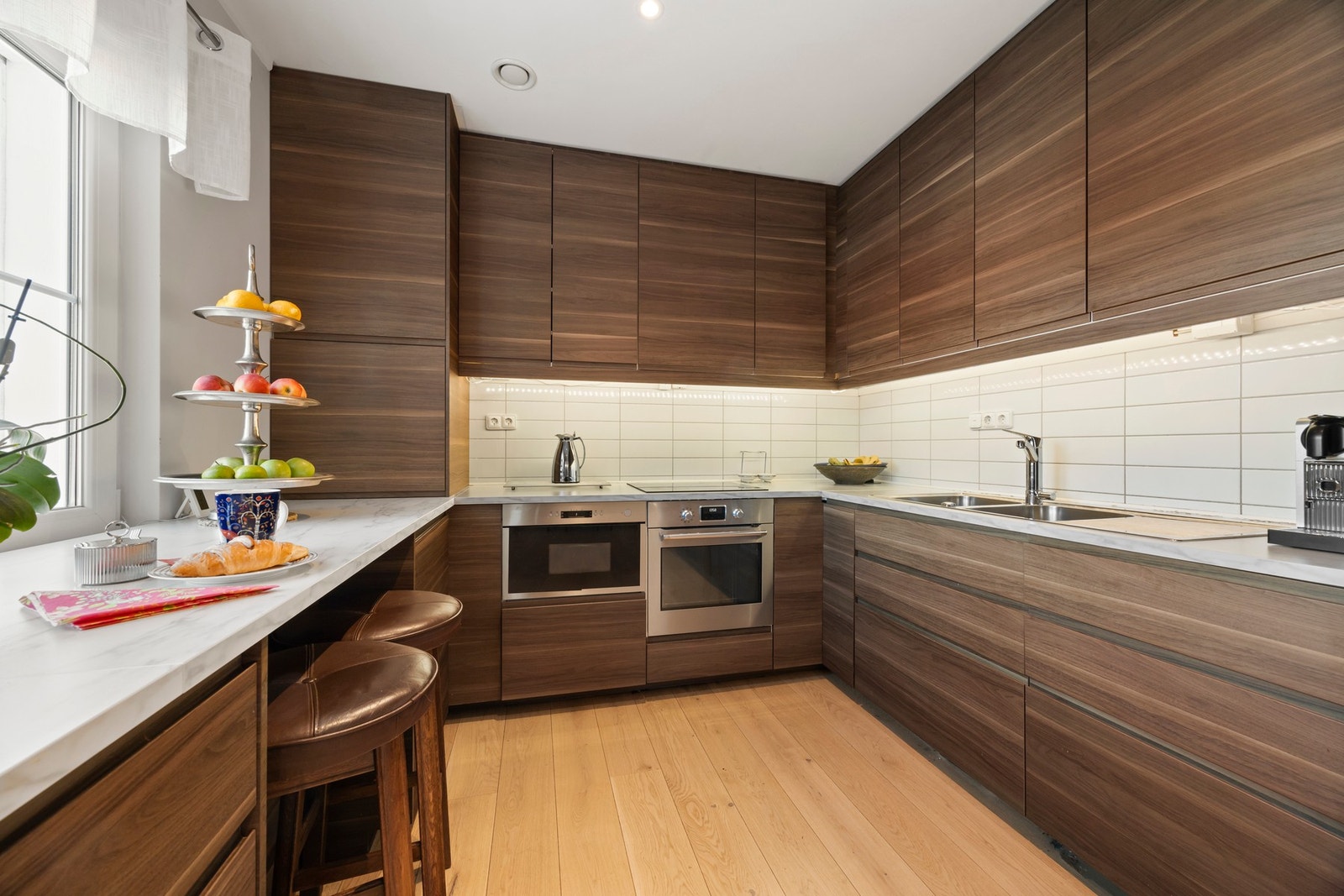 Innredet med oppvaskmaskin, side by side kjøl og frys, micro og komfyr/platetopp. Hvitevarene er fra 2021. Galleribilde