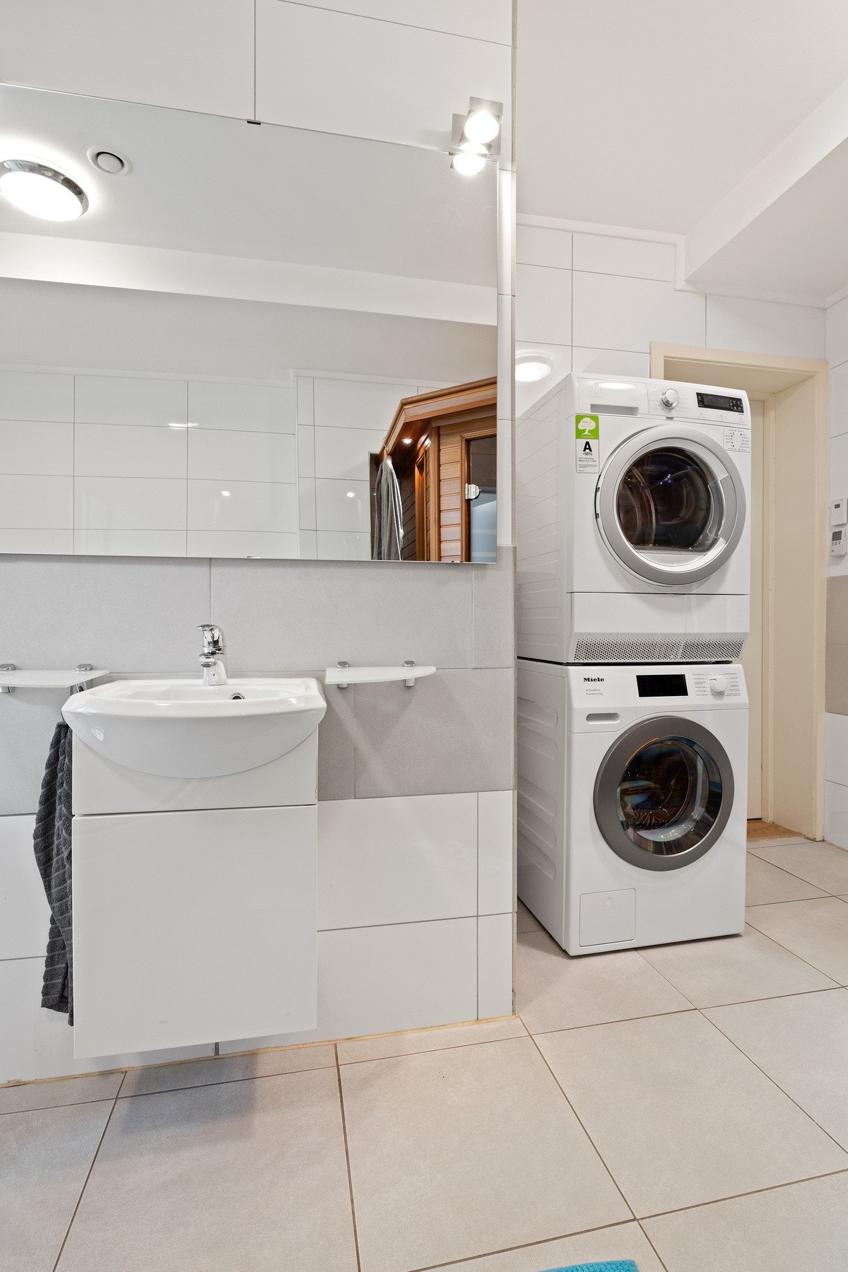 Opplegg for vaskemaskin og tørketrommel. Galleribilde