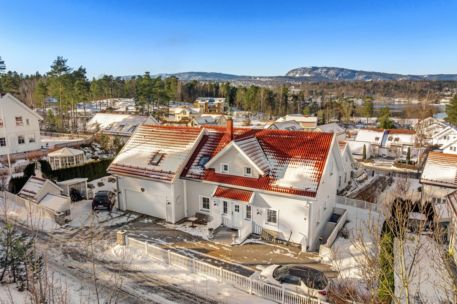 Her er det rikelig med parkeringsplass, både i dobbel-garasje tilknyttet boligen og på gårdsplassen. Galleribilde