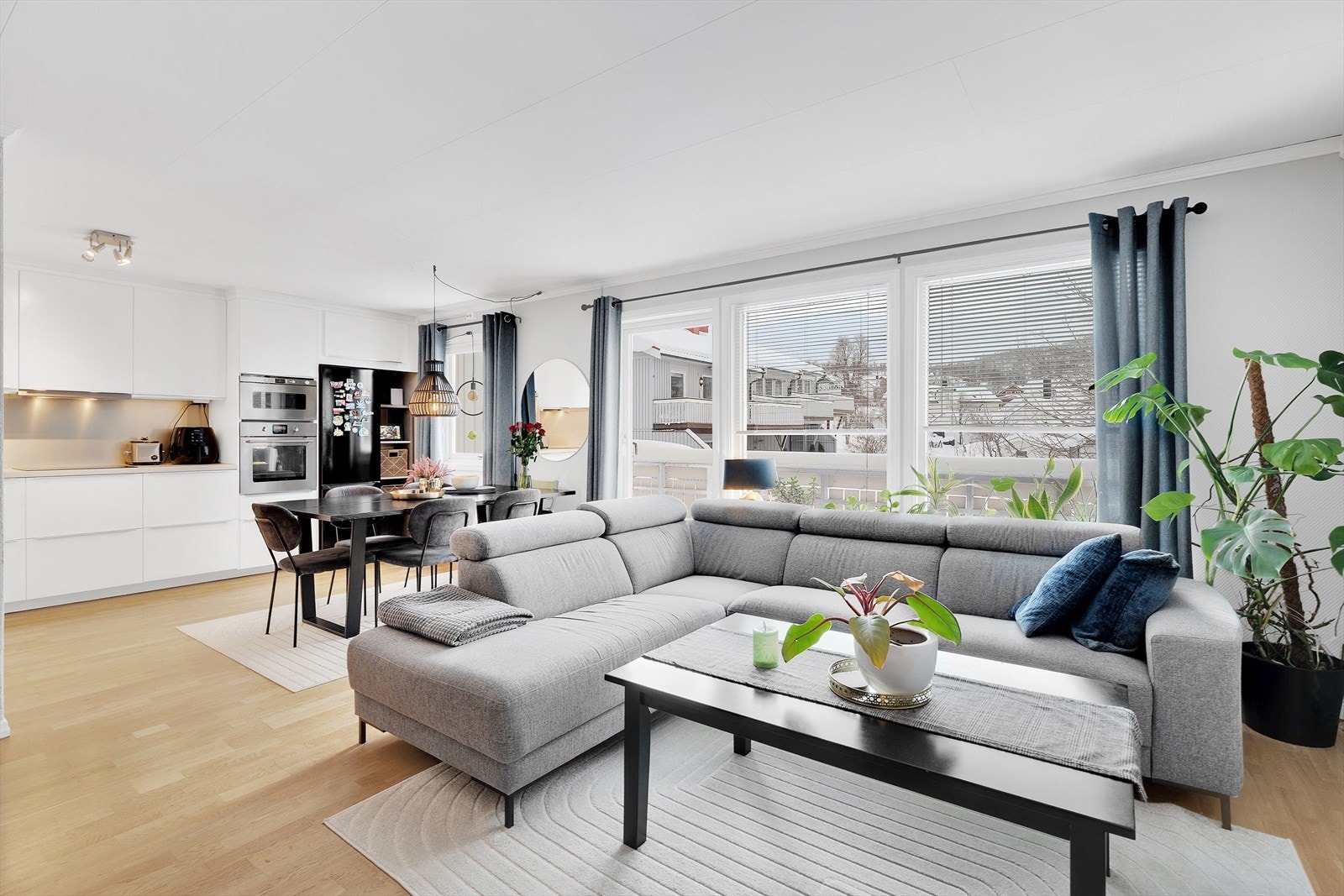 Åpen og romslig planløsning samt store vinduer som slipper inn rikelig med naturlig lys. Utgang til sørvendt balkong med fin utsikt Galleribilde