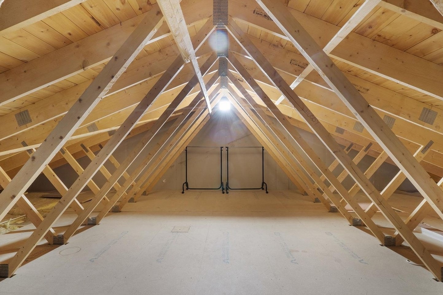 Gode lagringsmuligheter med stor mørkeloft samt sportsbod Galleribilde