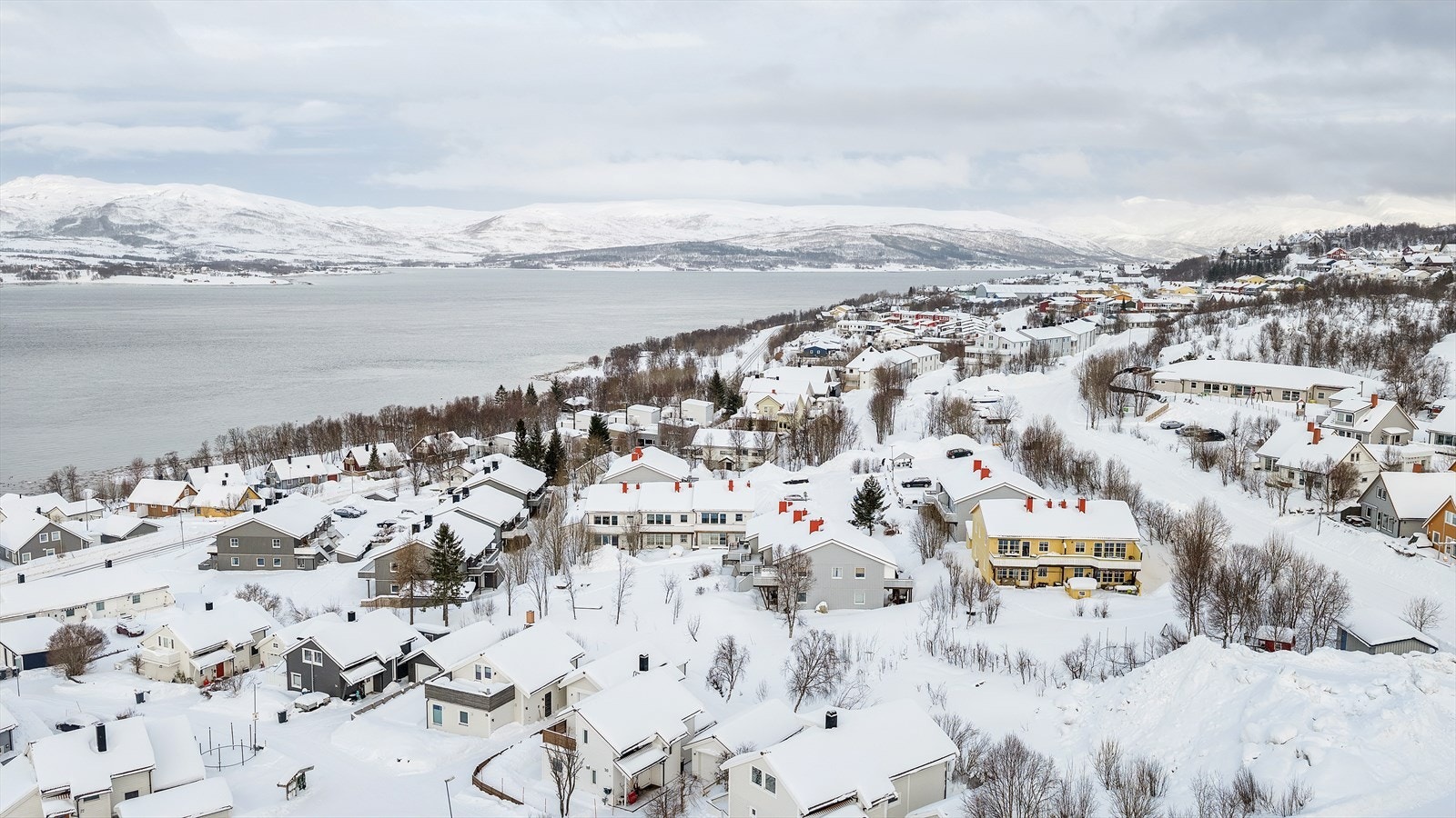 Kort veg til barnehager, skoler, butikk, fotballbane, lysløype og mye annet! Galleribilde