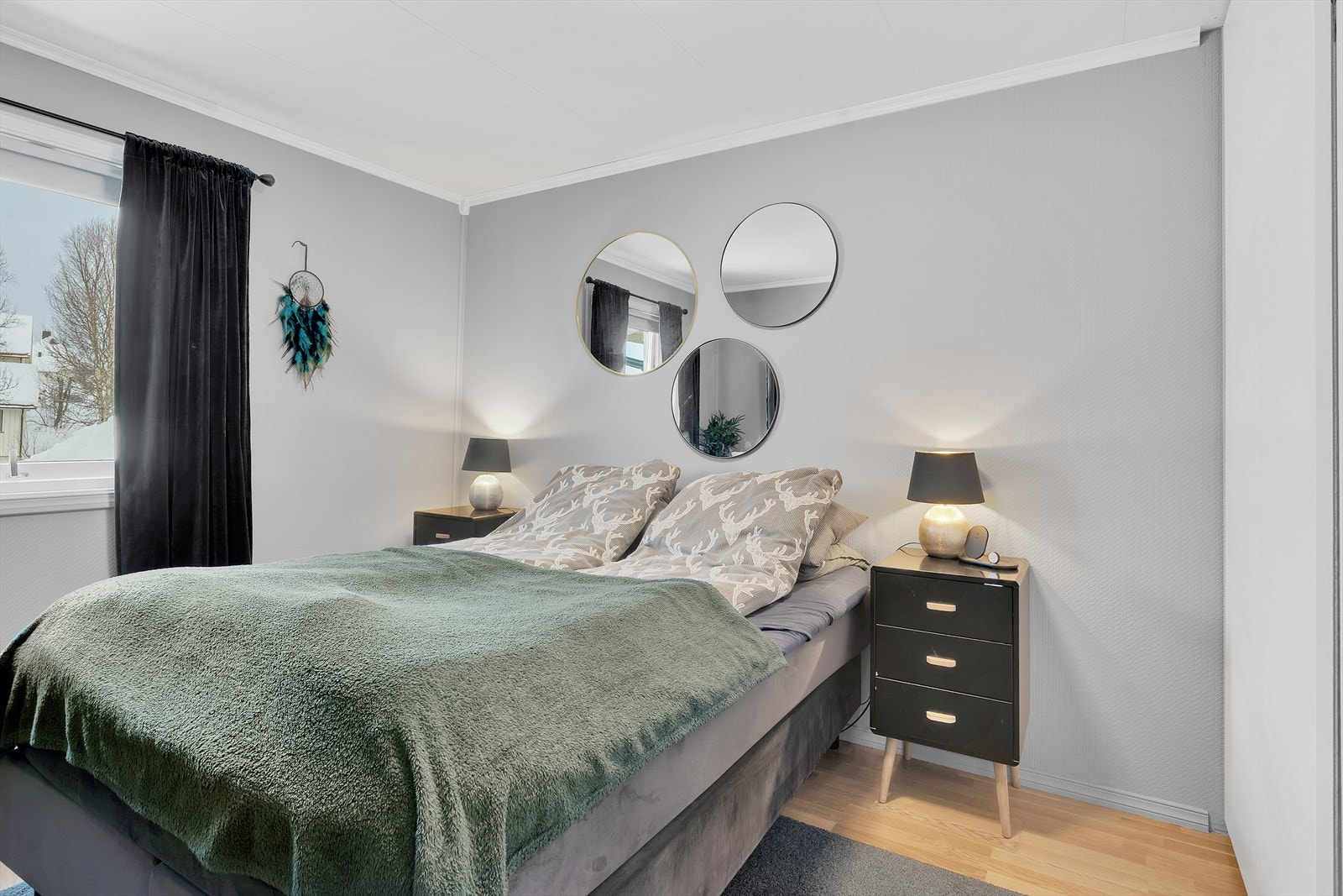 Romslig soverom 1 som er malt i fine farger Galleribilde