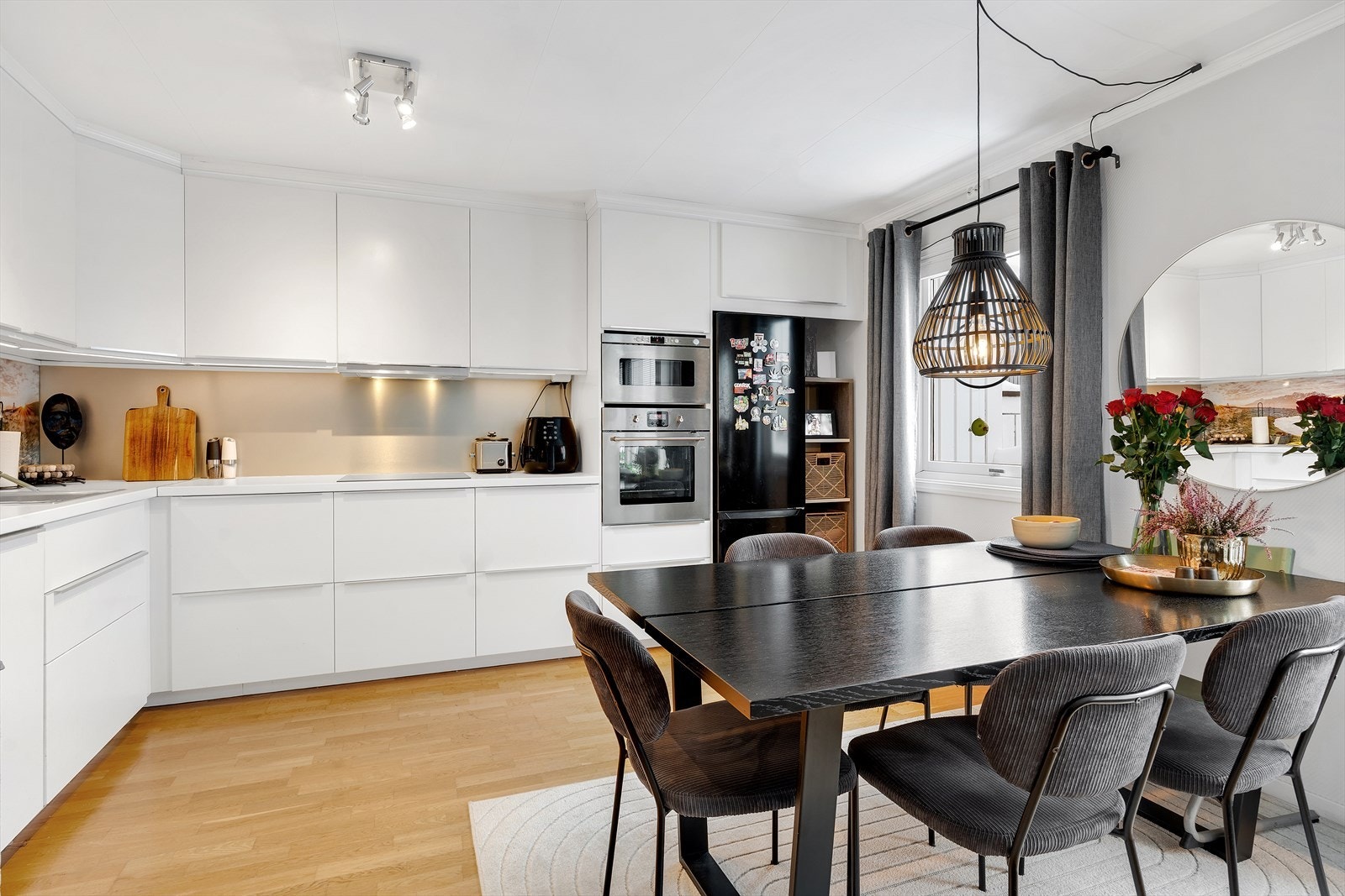 Spiseavdelingen finner sin naturlige plass mellom kjøkken og resten av stuen Galleribilde