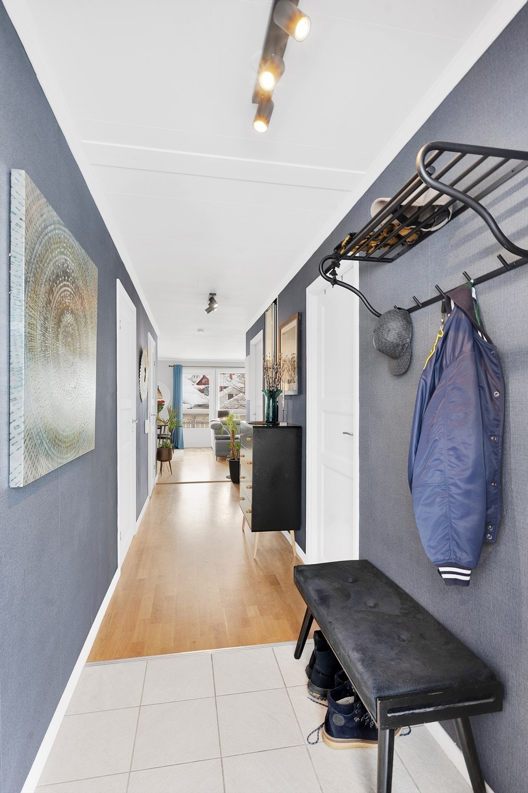 Velkommen inn til flislagt entre med varme i gulv med plass til å henge i fra seg klær og sko. Galleribilde