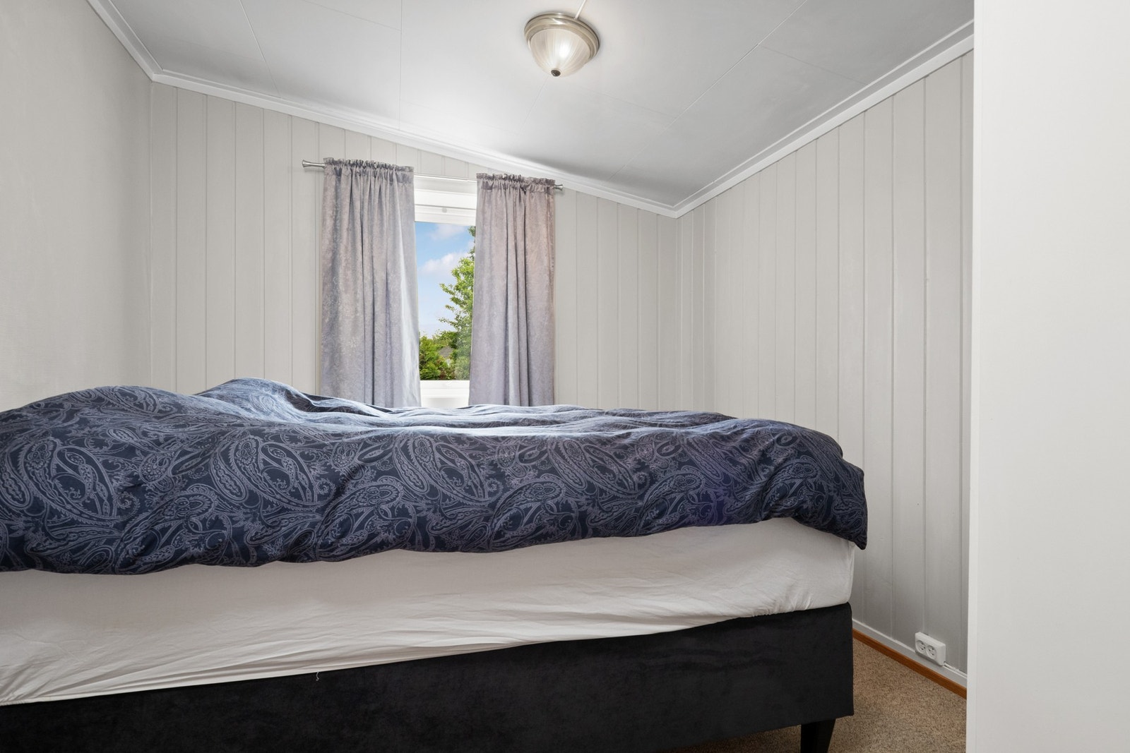 Soverom i ene hybeldel Galleribilde