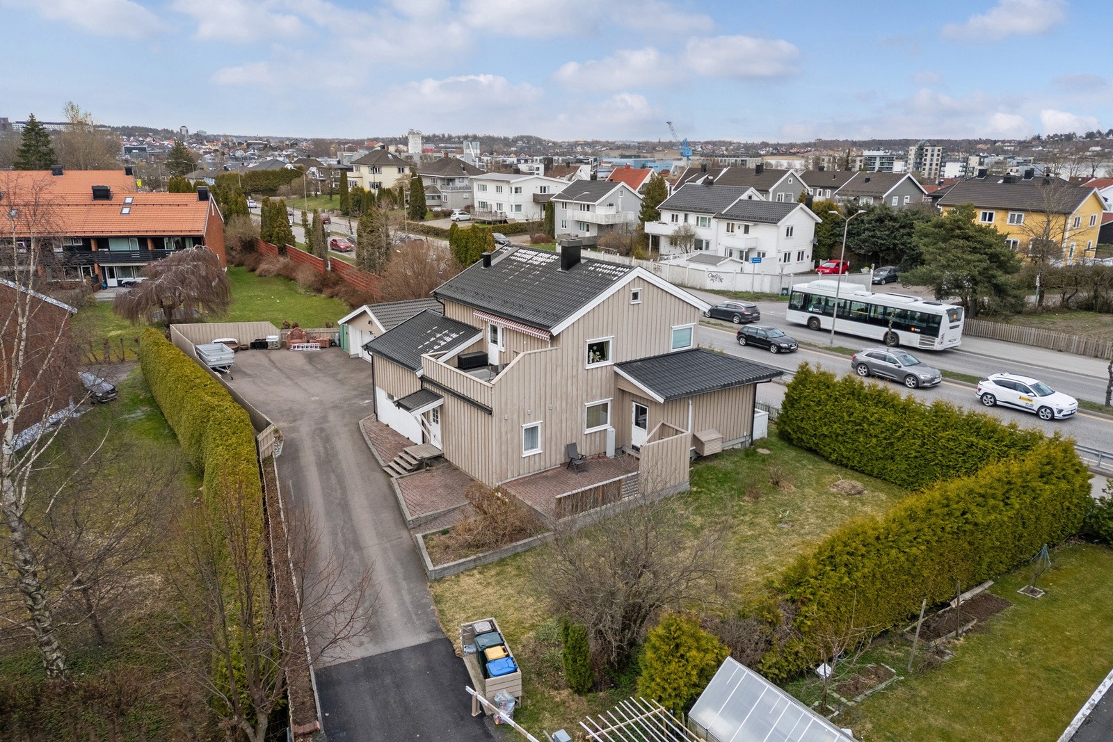 Velkommen til Solveien 50, en innholdsrik enebolig over to plan, pluss kjeller. Galleribilde